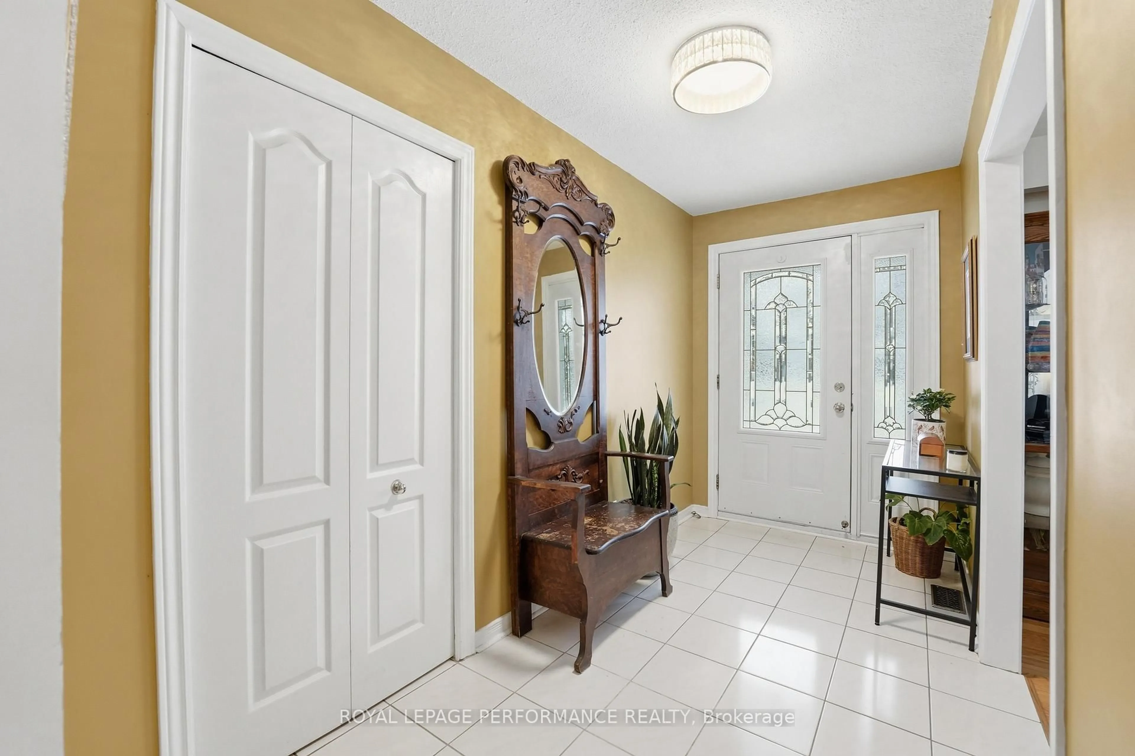 Indoor entryway for 62 Bearbrook Rd, Ottawa Ontario K1B 3E2