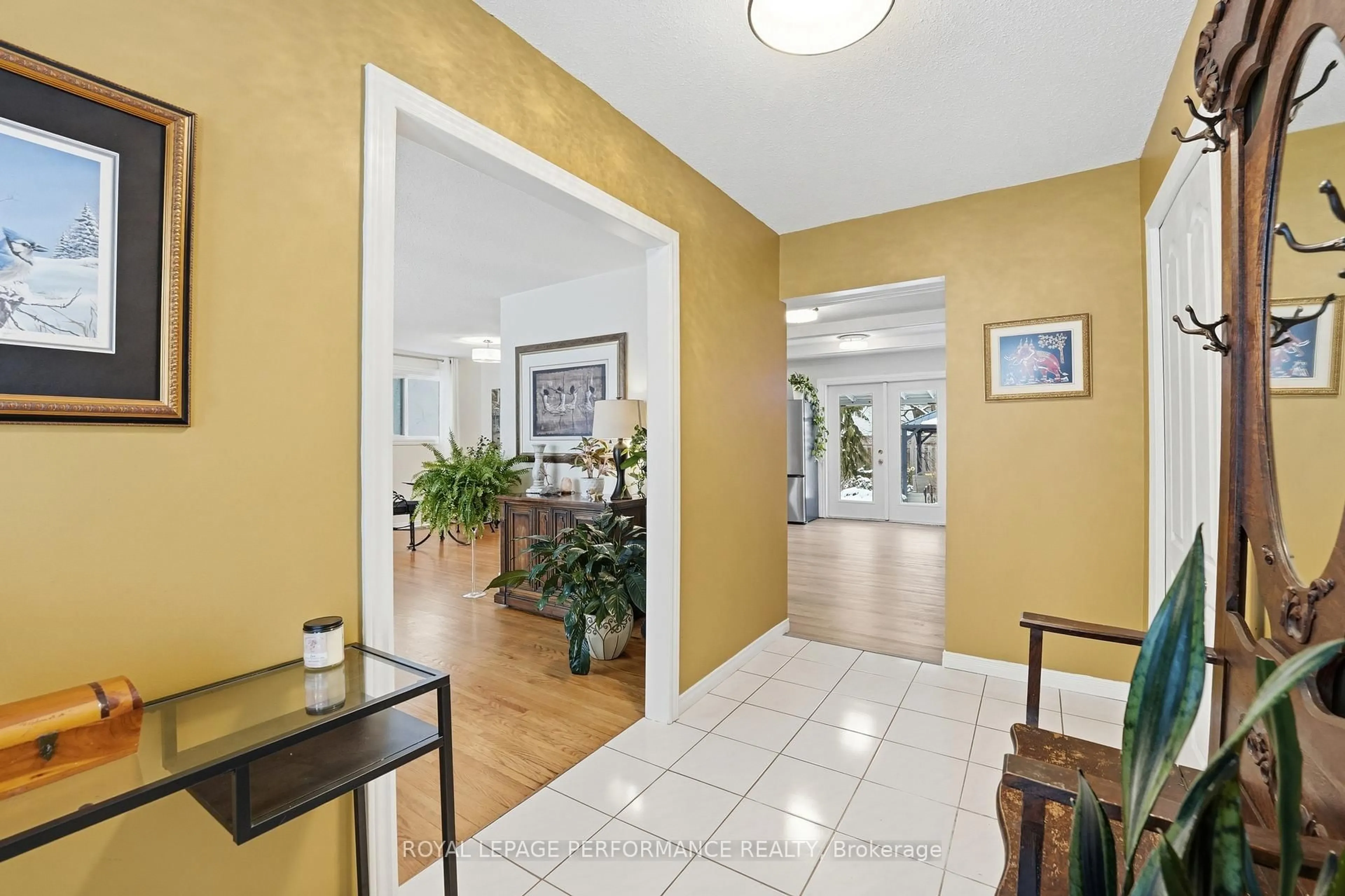 Indoor foyer for 62 Bearbrook Rd, Ottawa Ontario K1B 3E2