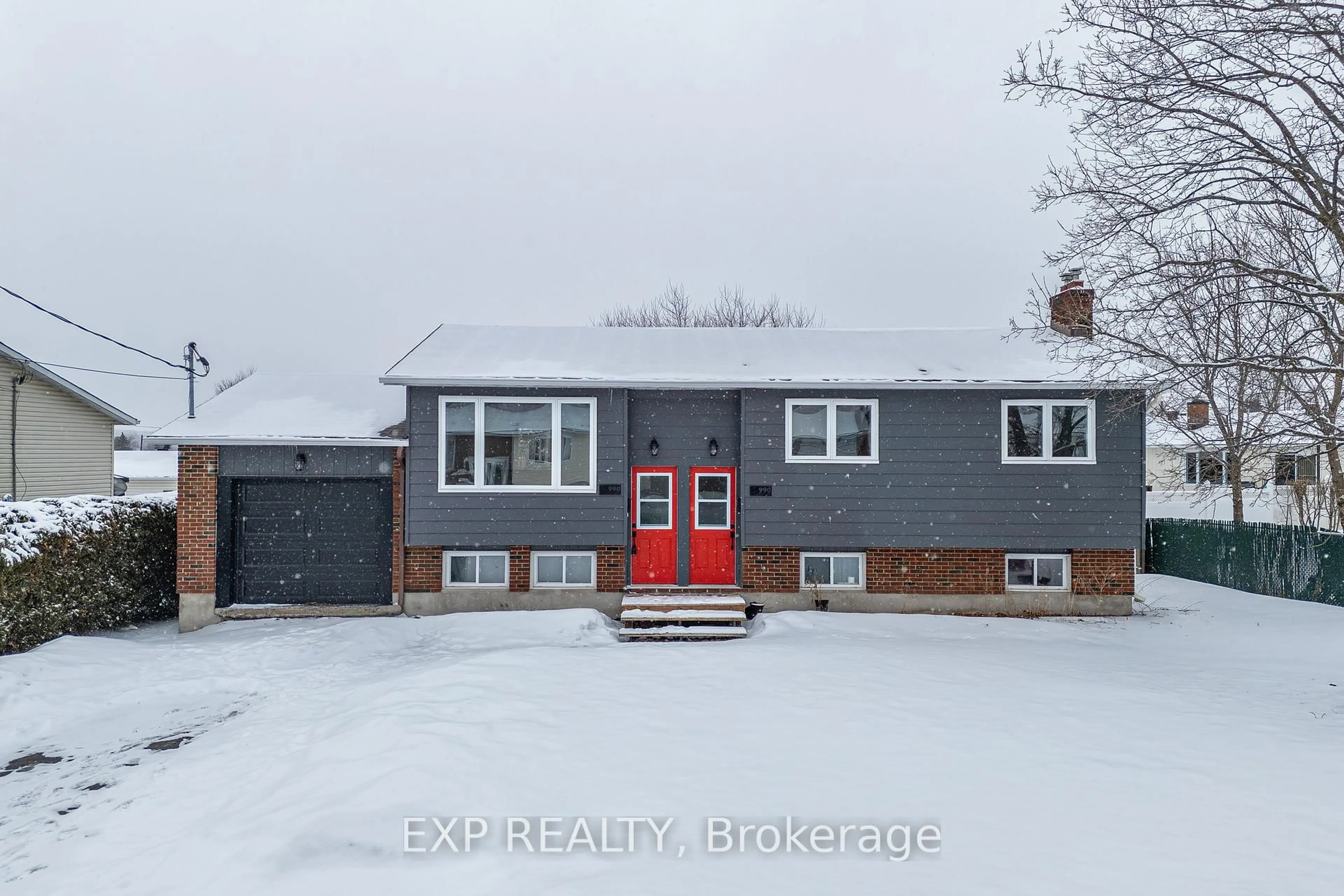 A pic from outside/outdoor area/front of a property/back of a property/a pic from drone, building for 990 St Jacques St, Clarence-Rockland Ontario K4K 1C1