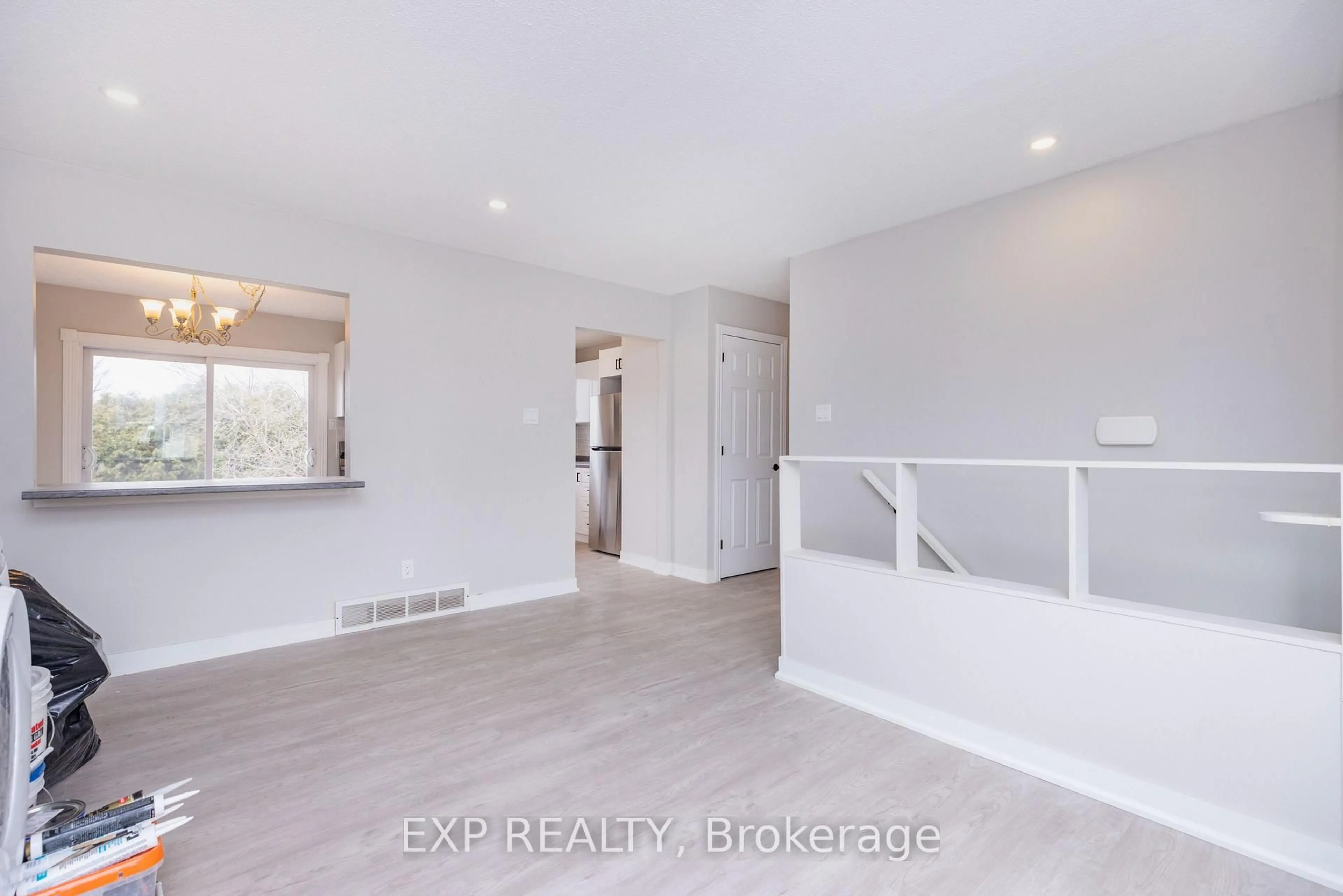 Indoor entryway for 990 St Jacques St, Clarence-Rockland Ontario K4K 1C1