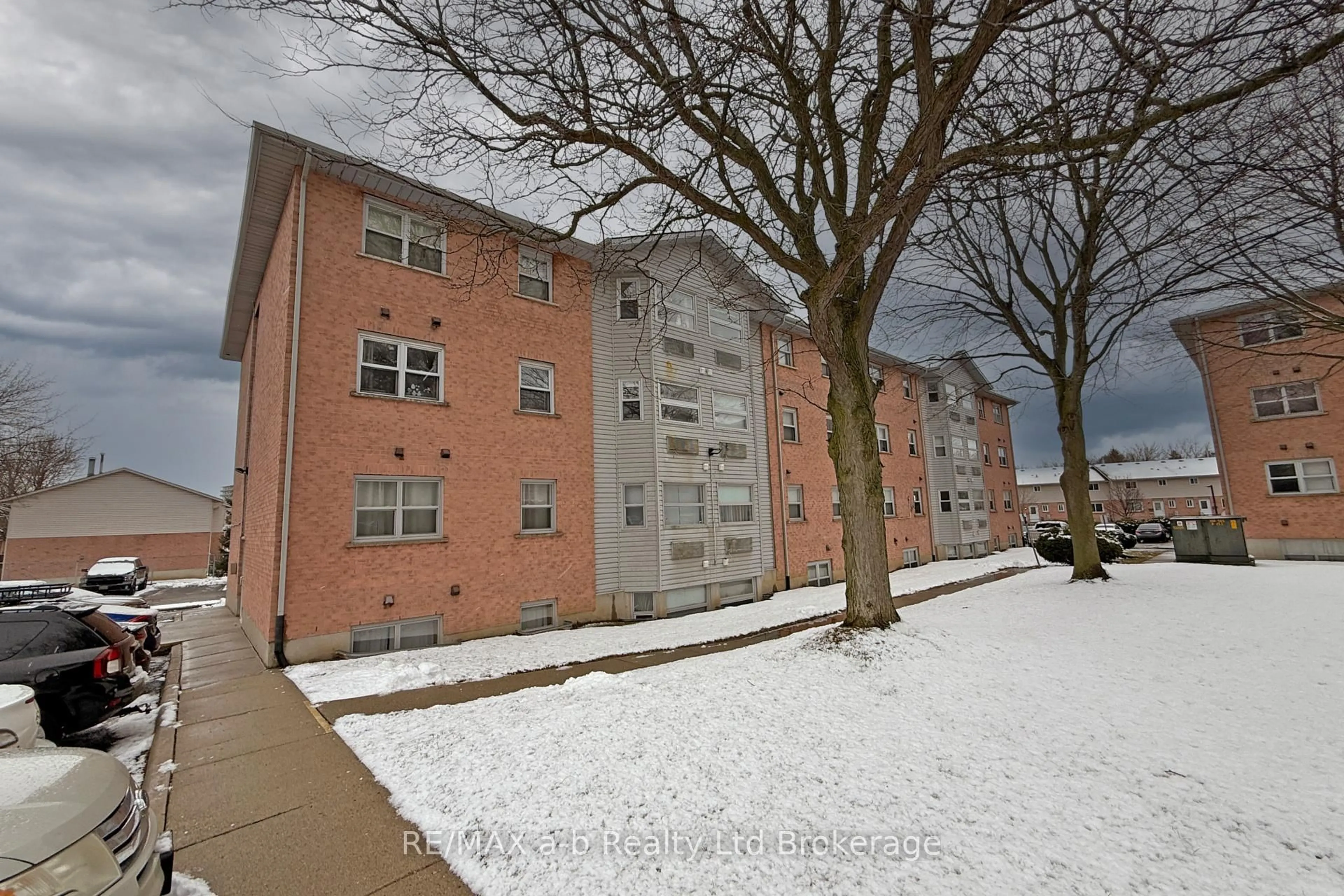 A pic from outside/outdoor area/front of a property/back of a property/a pic from drone, unknown for 64 Hiawatha Rd #36, Woodstock Ontario N4T 1P4