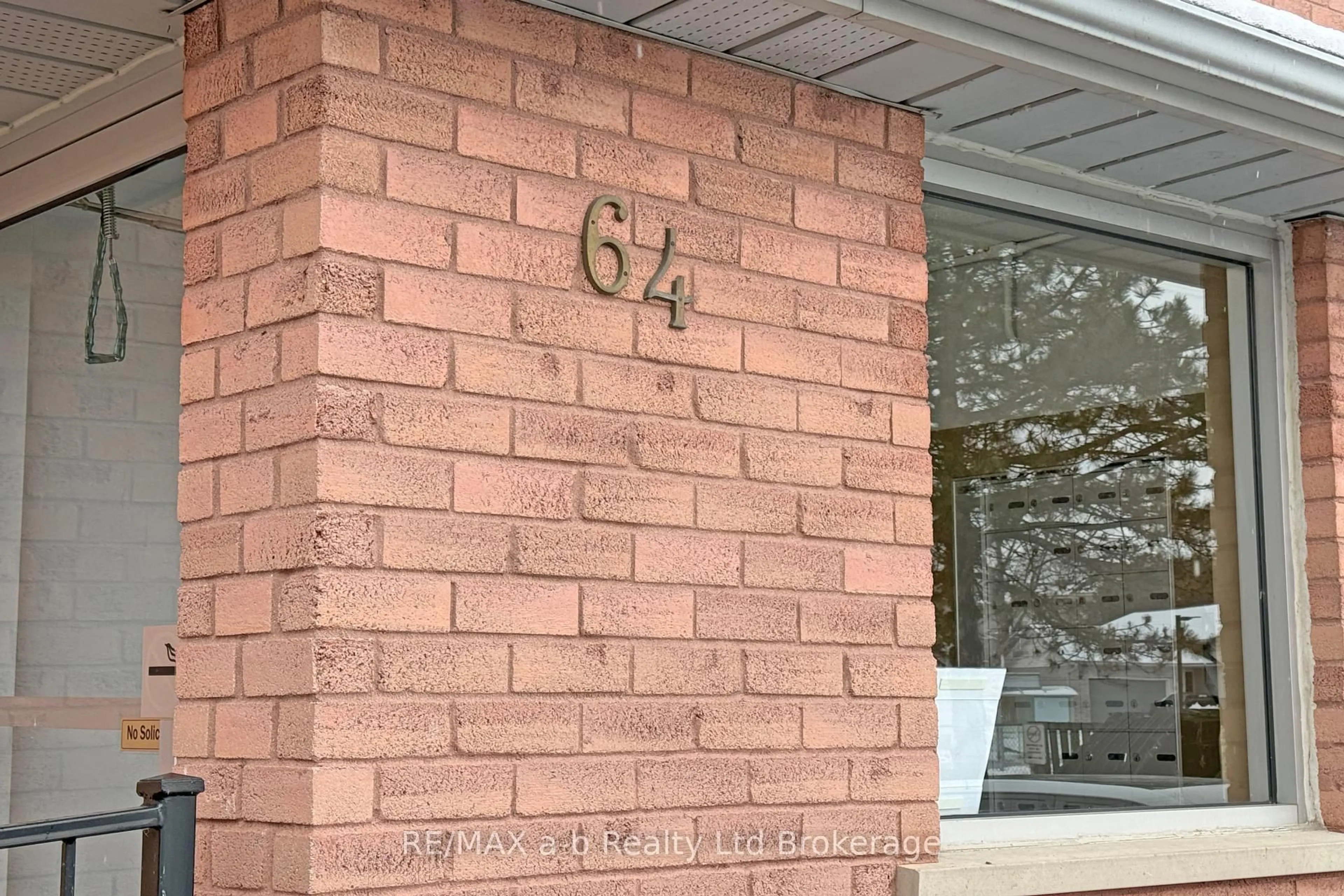 Home with brick exterior material, building for 64 Hiawatha Rd #36, Woodstock Ontario N4T 1P4