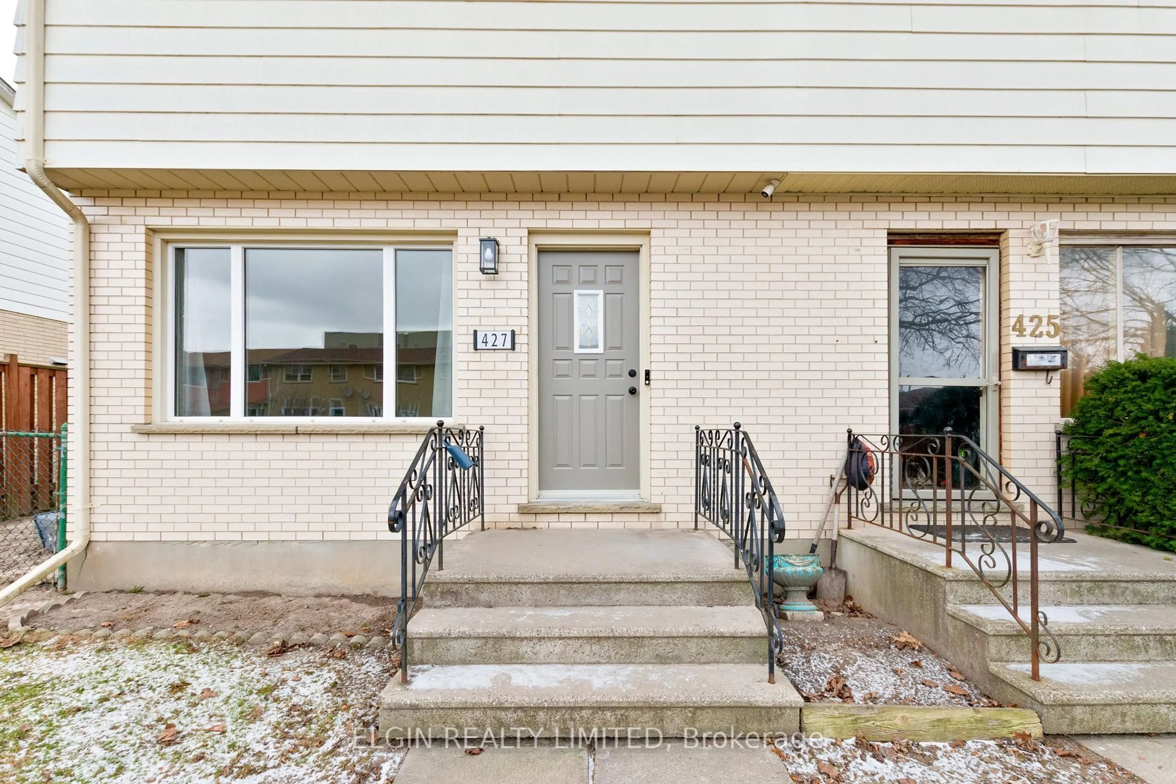 Indoor entryway for 427 Forest Ave, St. Thomas Ontario N5R 5G2