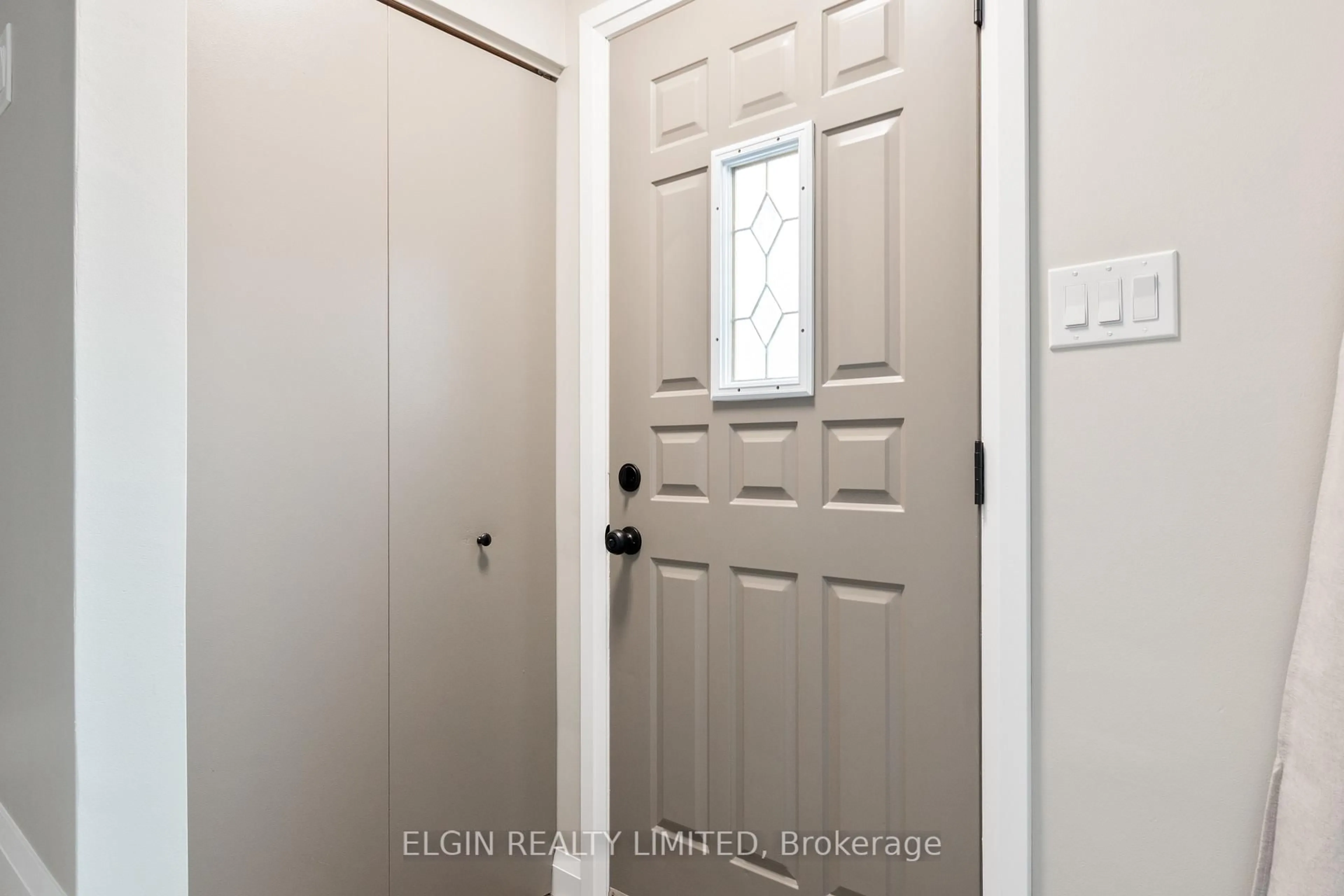 Indoor entryway for 427 Forest Ave, St. Thomas Ontario N5R 5G2