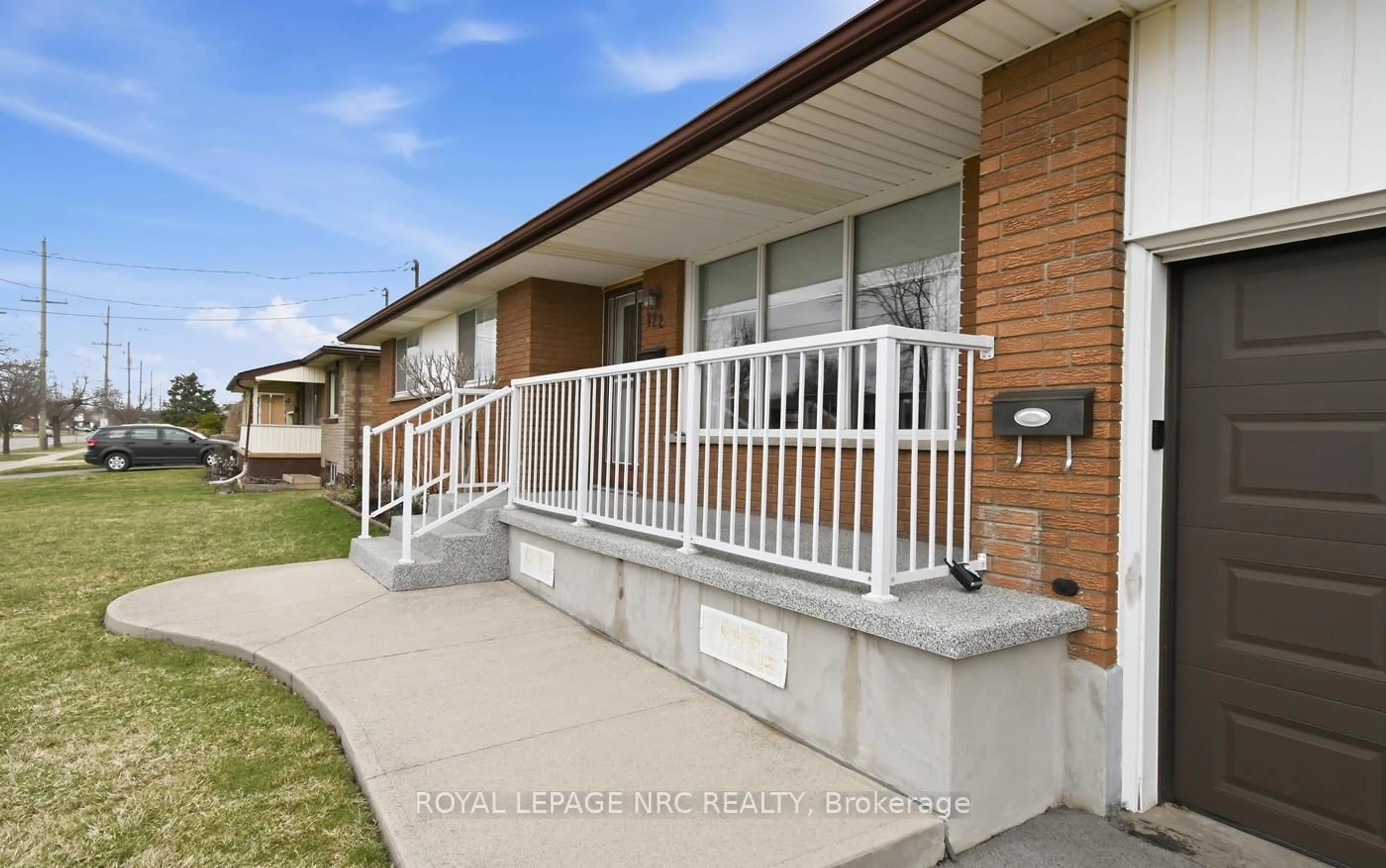 Patio, street for 122 Wellington St, Welland Ontario L3B 1B3