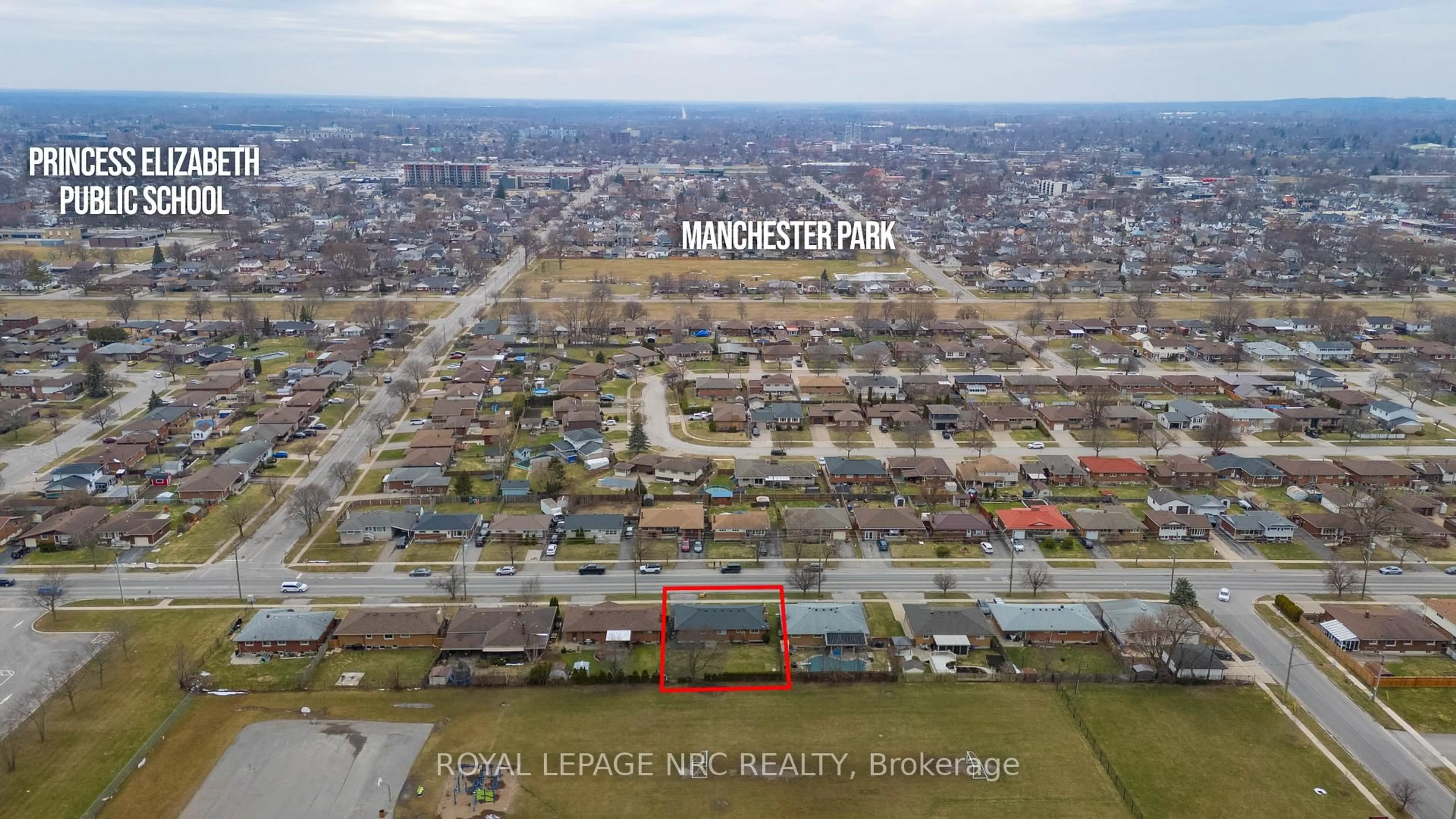 A pic from outside/outdoor area/front of a property/back of a property/a pic from drone, street for 122 Wellington St, Welland Ontario L3B 1B3