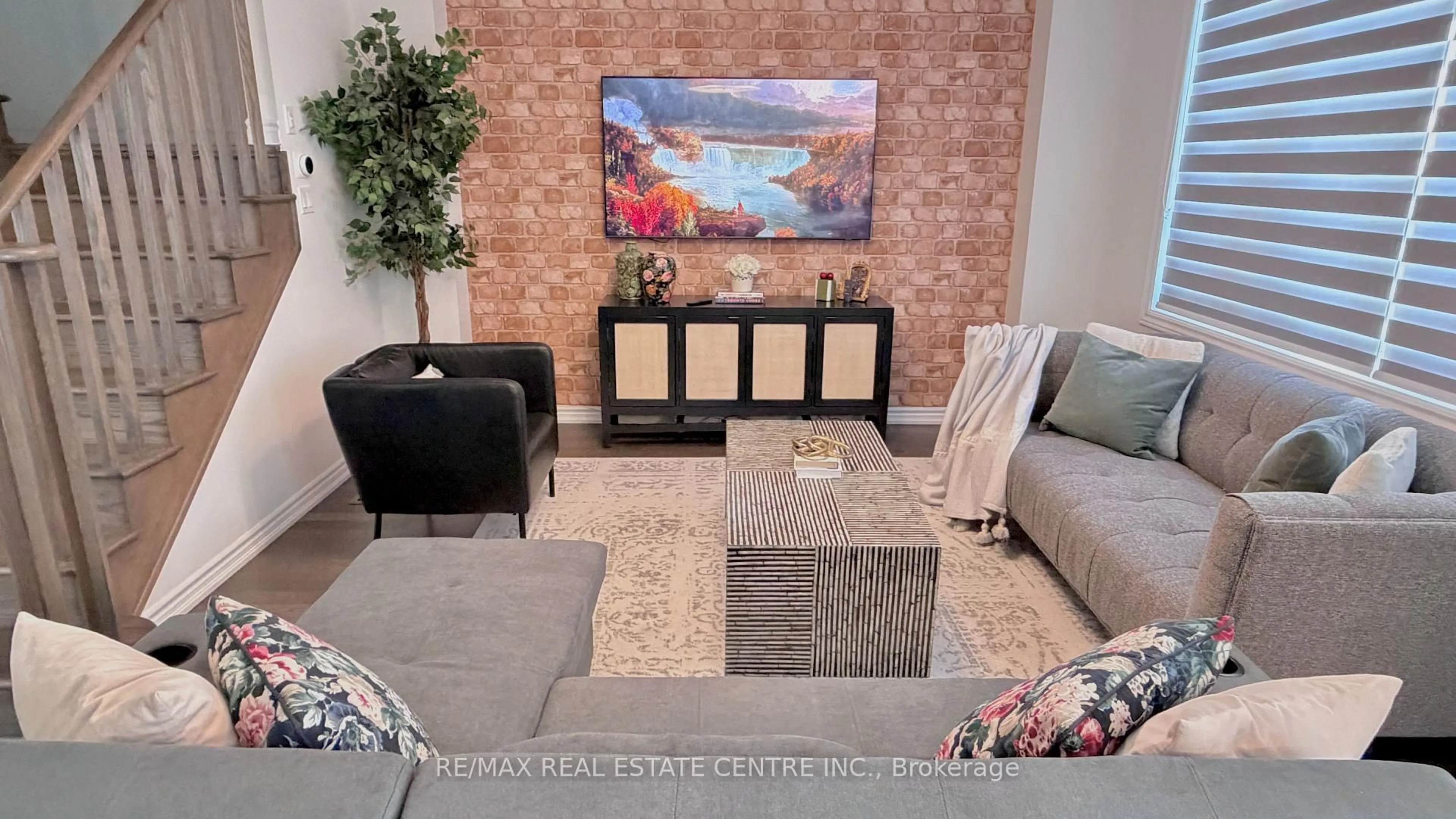 Living room with furniture, unknown for 15 Charm Pl, Thorold Ontario L2V 0K2