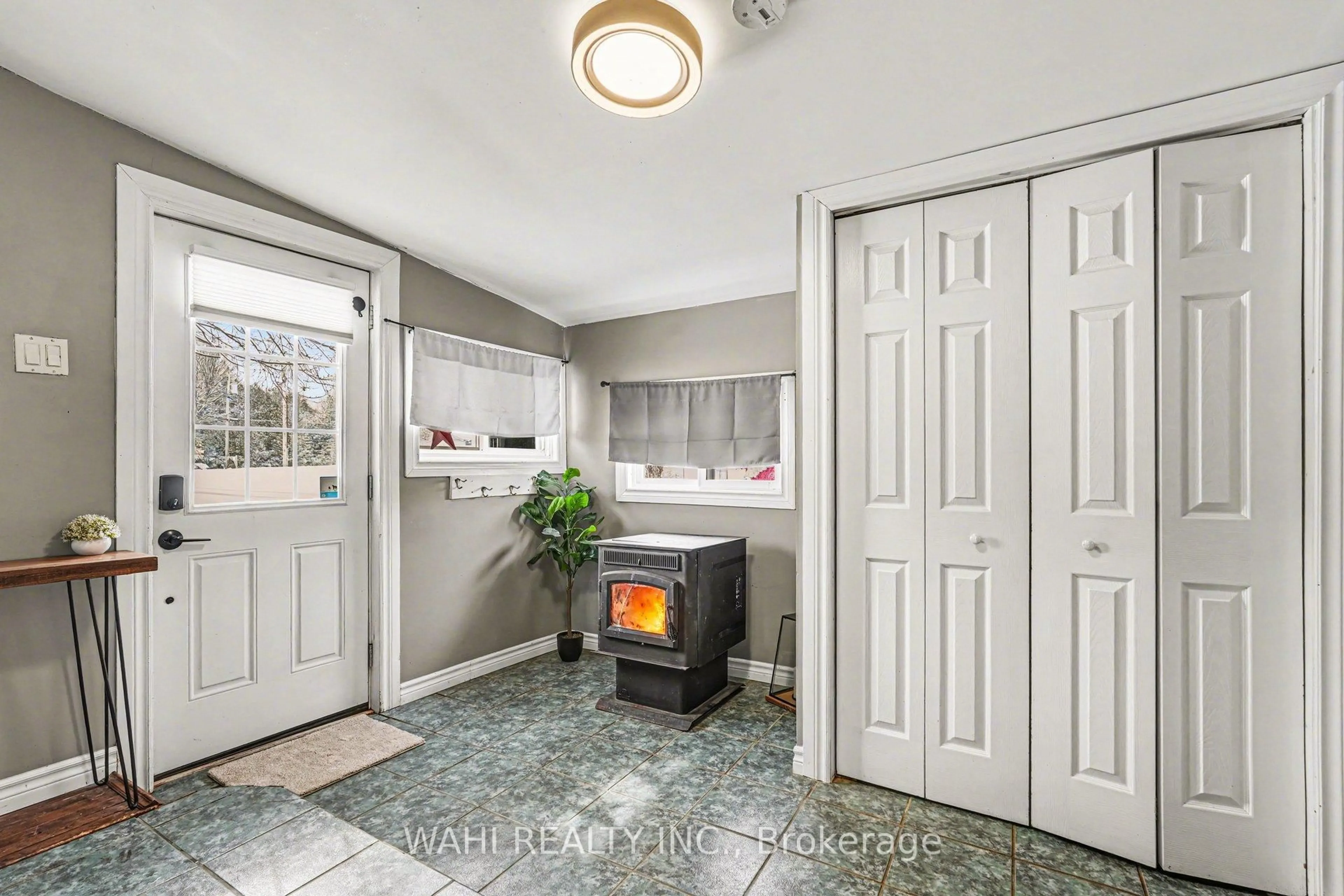 Laundry room for 6370 6th Concession Rd, Augusta Ontario K6V 5T2