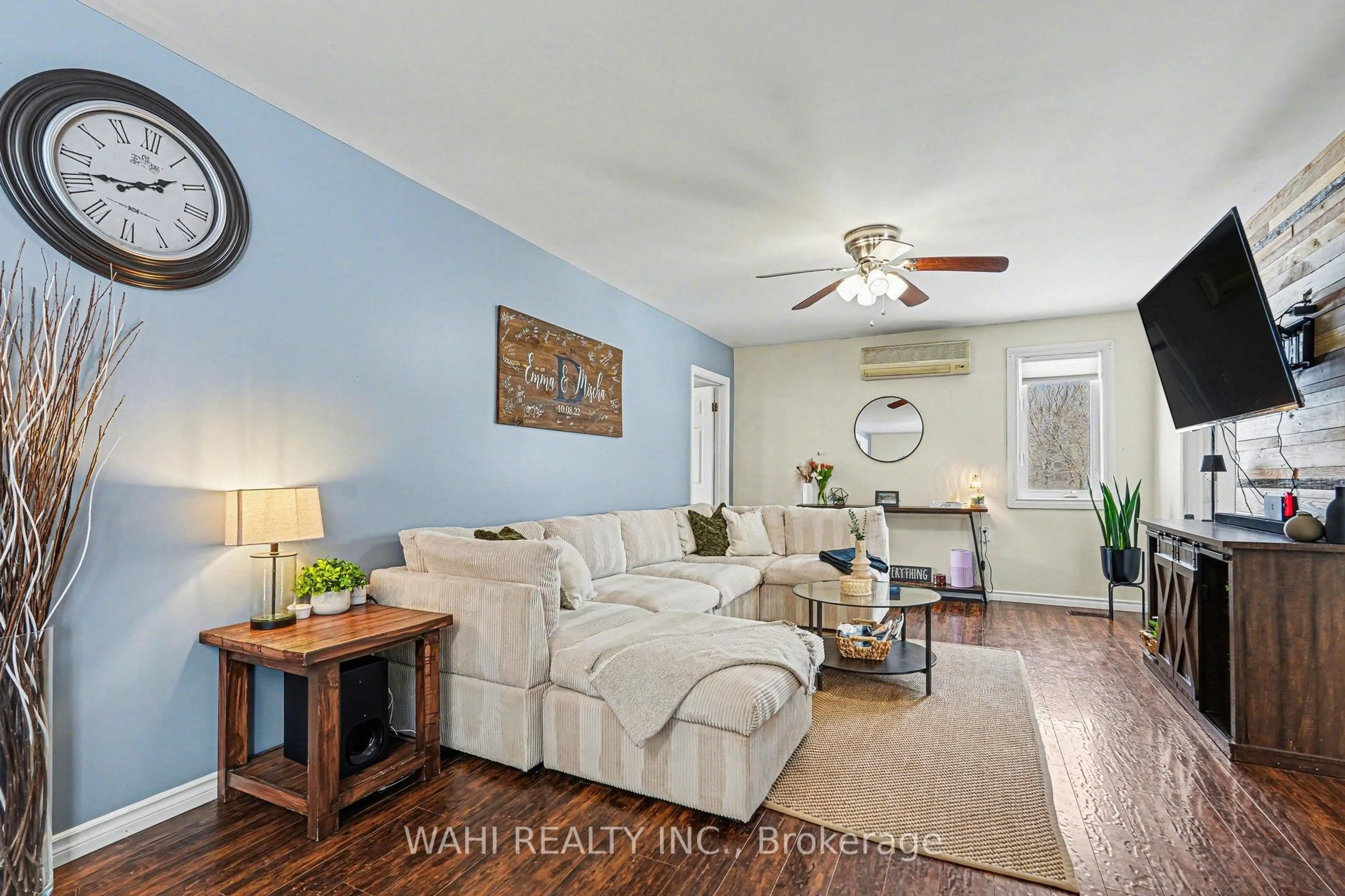 Living room with furniture, unknown for 6370 6th Concession Rd, Augusta Ontario K6V 5T2