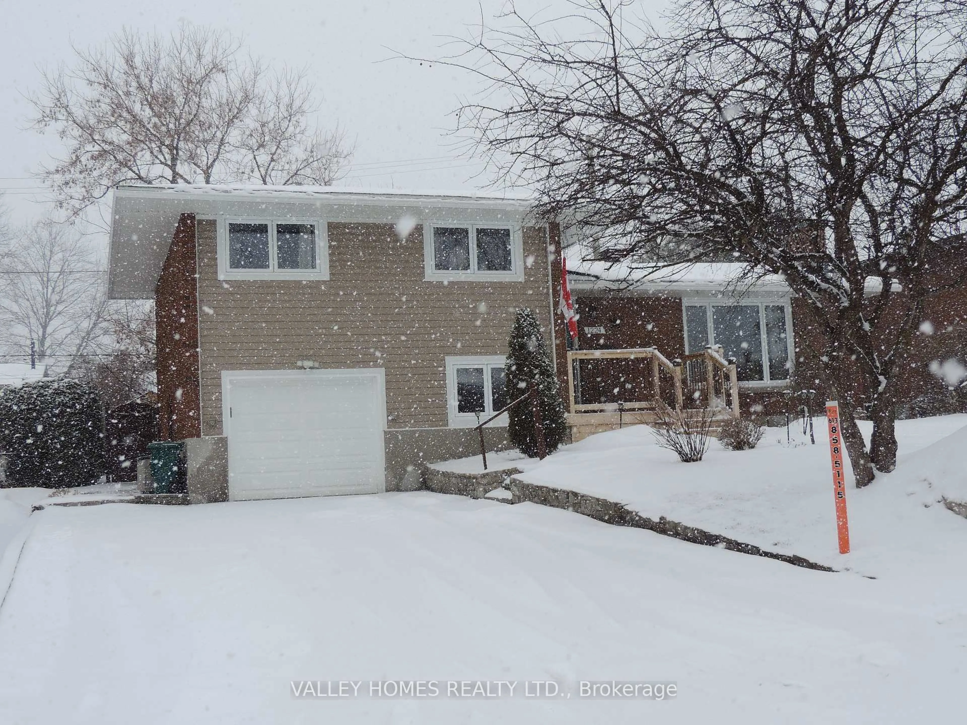 A pic from outside/outdoor area/front of a property/back of a property/a pic from drone, street for 1224 PLACID St, Ottawa Ontario K2C 3A6