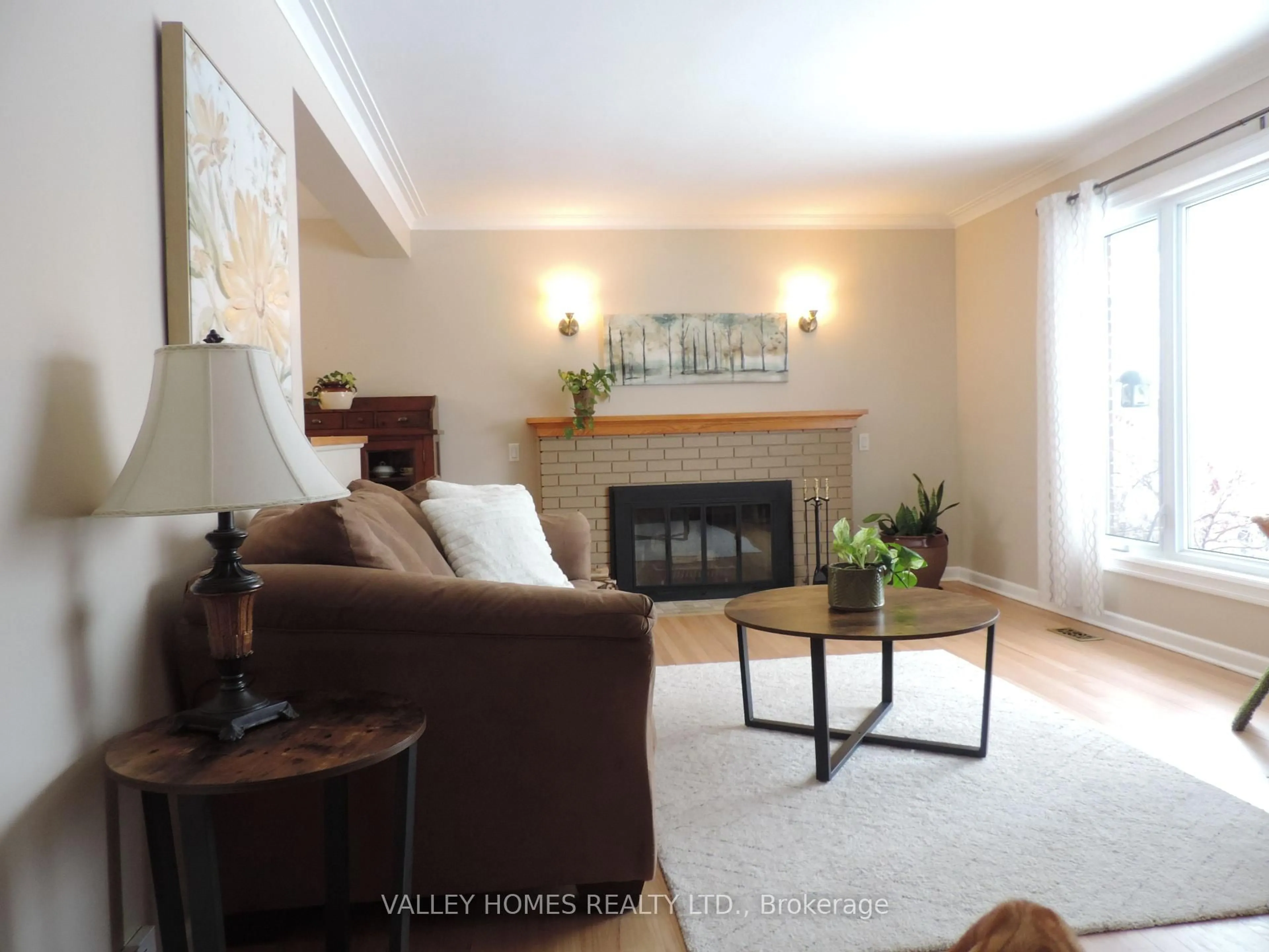 Living room with furniture, wood/laminate floor for 1224 PLACID St, Ottawa Ontario K2C 3A6