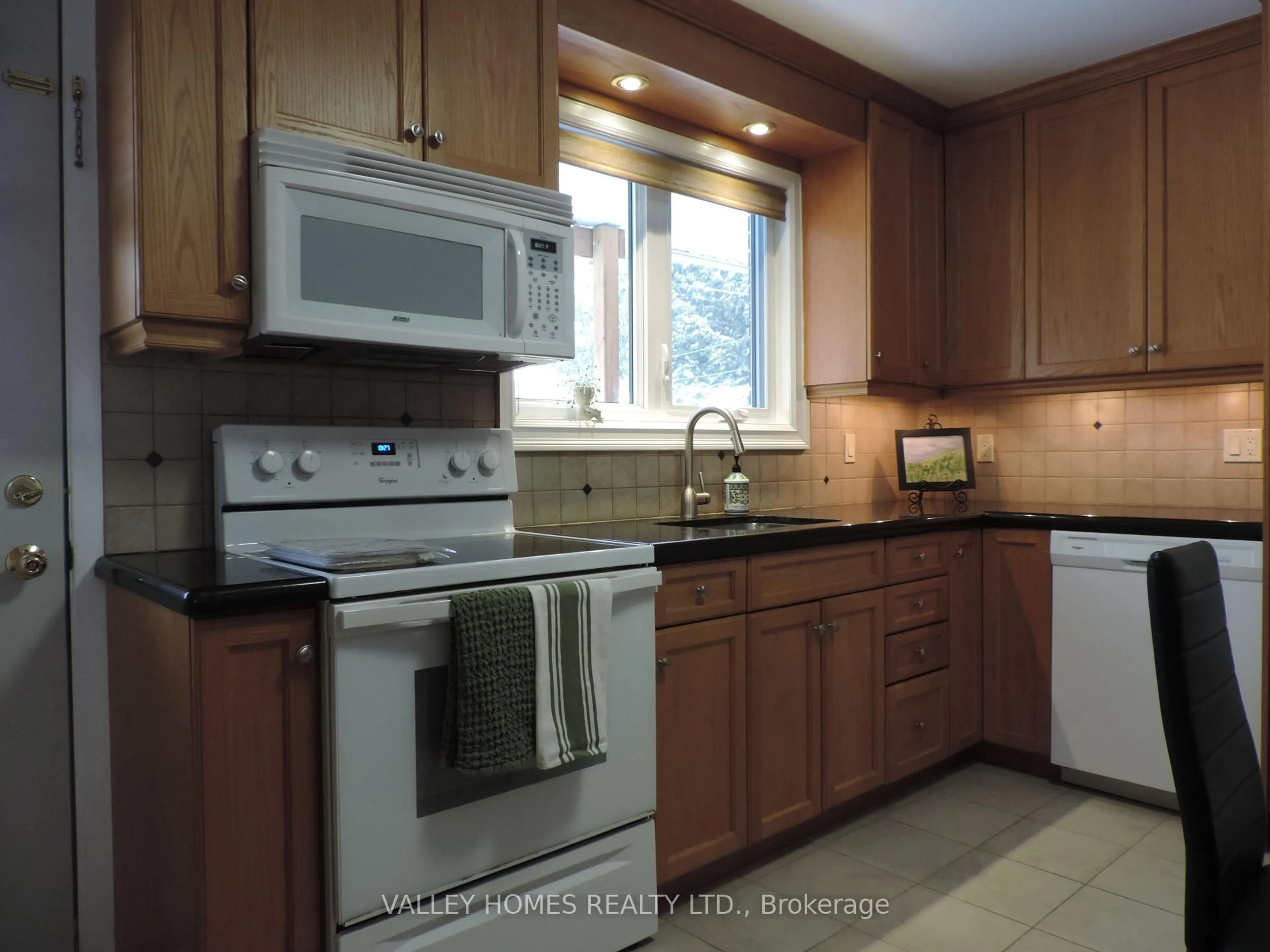 Standard kitchen, ceramic/tile floor for 1224 PLACID St, Ottawa Ontario K2C 3A6