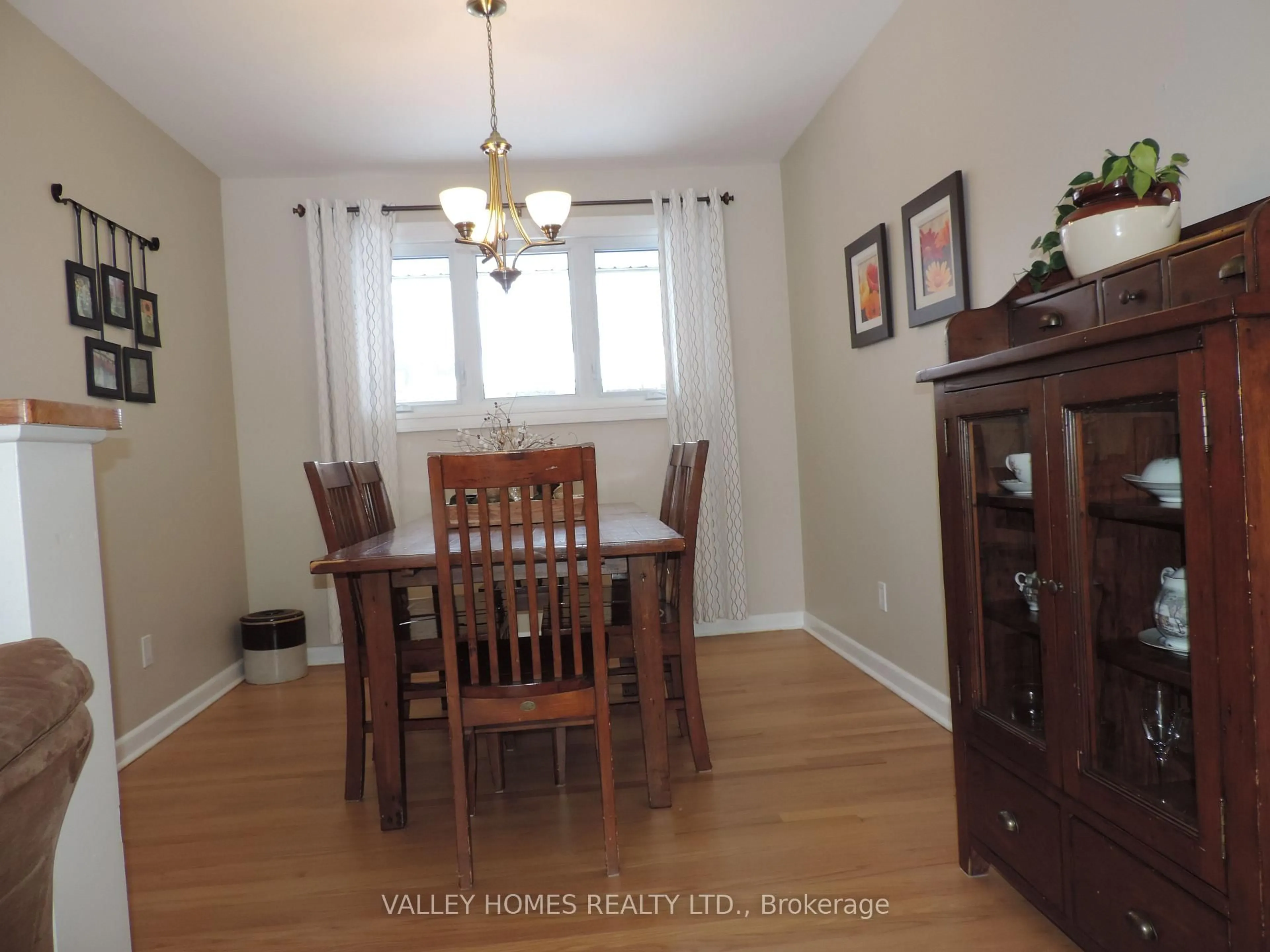 Dining room, wood/laminate floor for 1224 PLACID St, Ottawa Ontario K2C 3A6