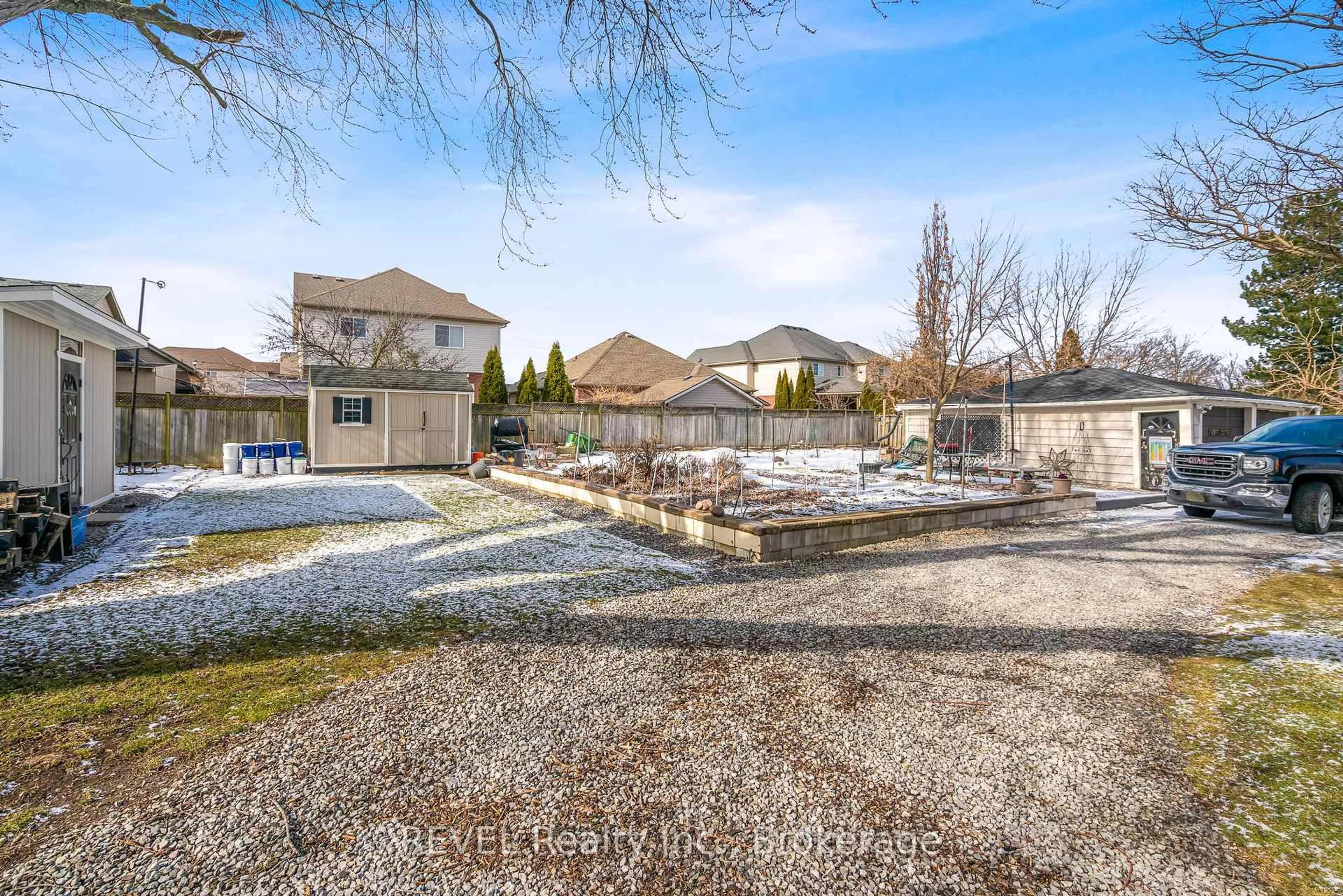 A pic from outside/outdoor area/front of a property/back of a property/a pic from drone, street for 18 Valley Rd, St. Catharines Ontario L2S 1Y6
