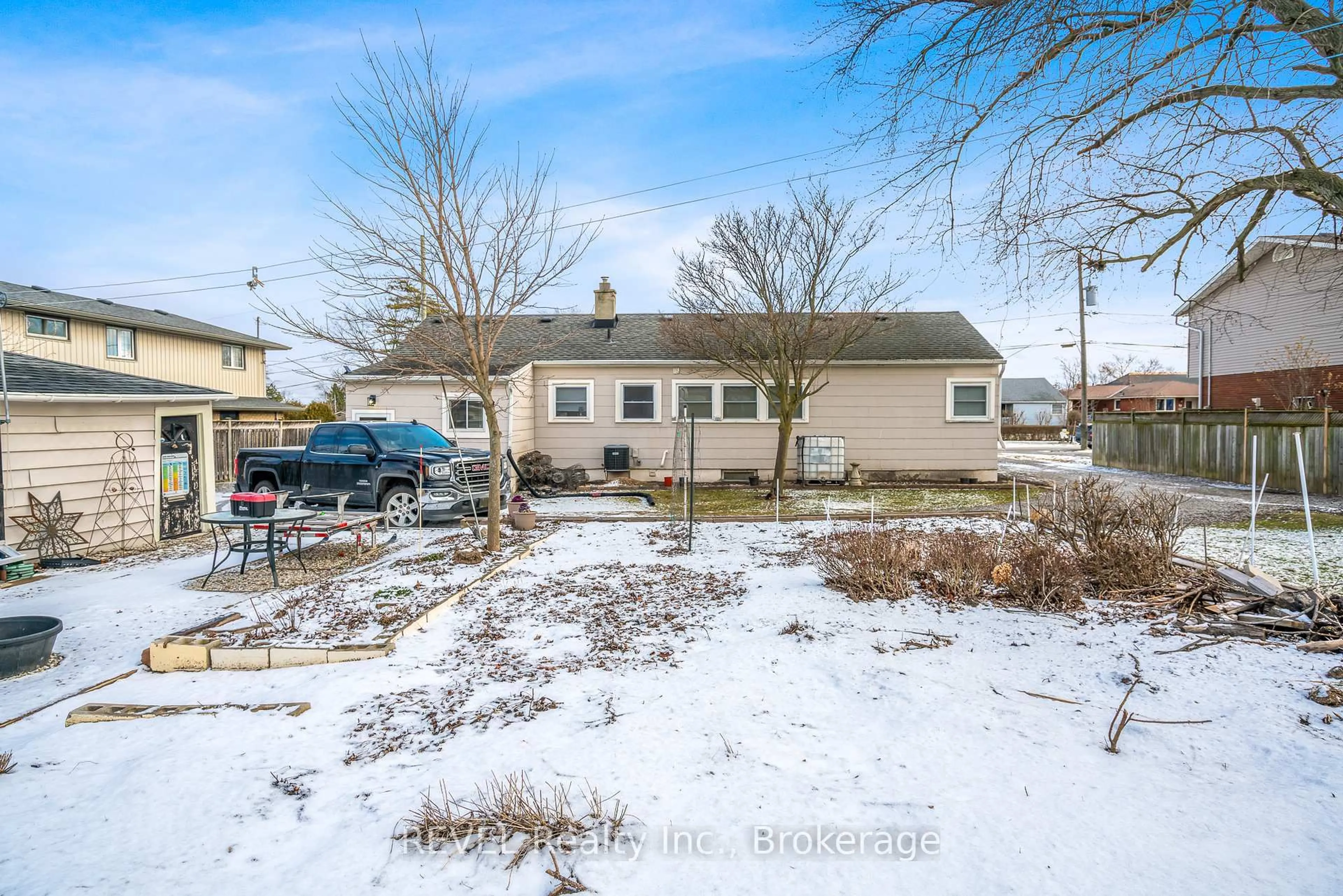 A pic from outside/outdoor area/front of a property/back of a property/a pic from drone, street for 18 Valley Rd, St. Catharines Ontario L2S 1Y6