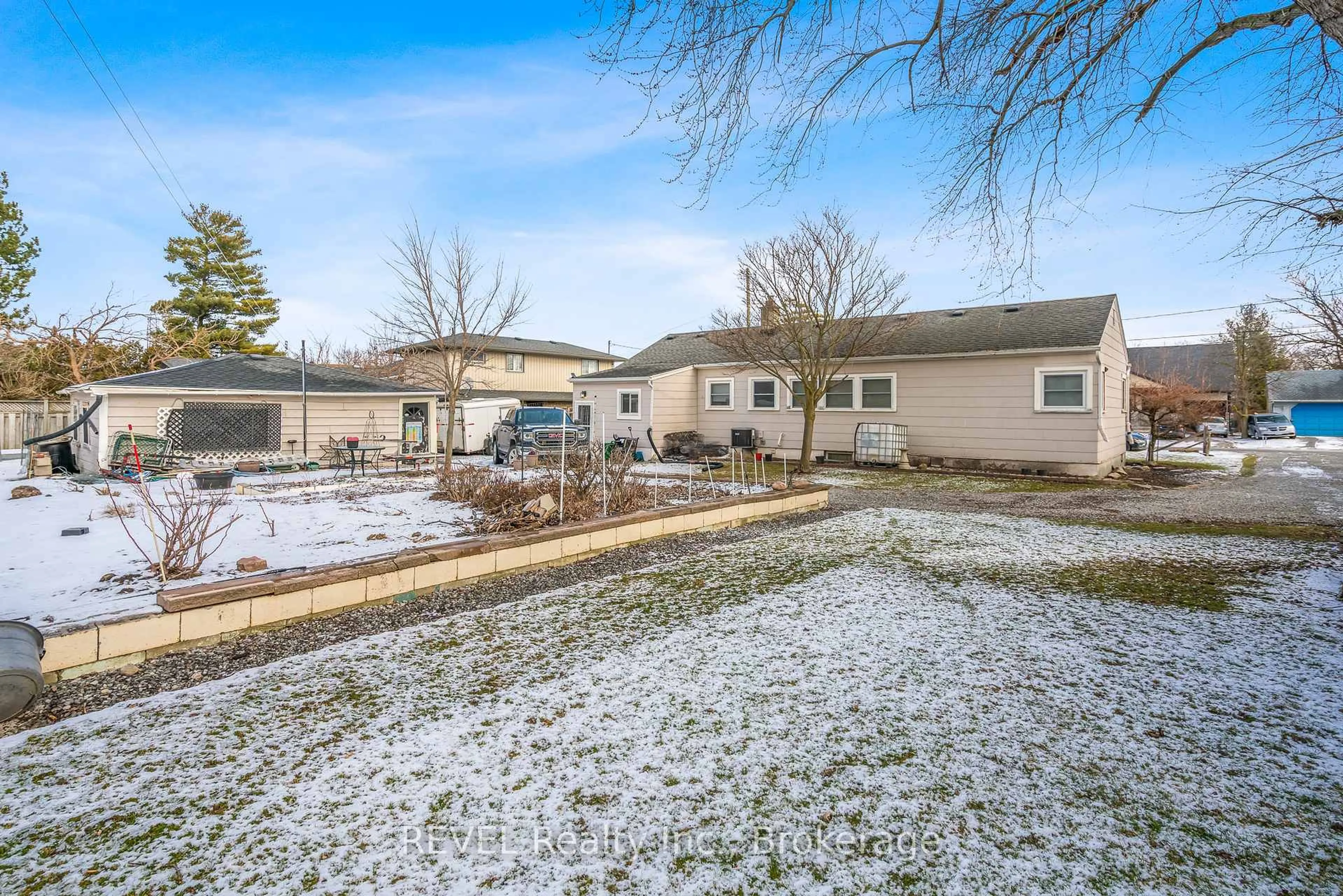 A pic from outside/outdoor area/front of a property/back of a property/a pic from drone, mountain view for 18 Valley Rd, St. Catharines Ontario L2S 1Y6