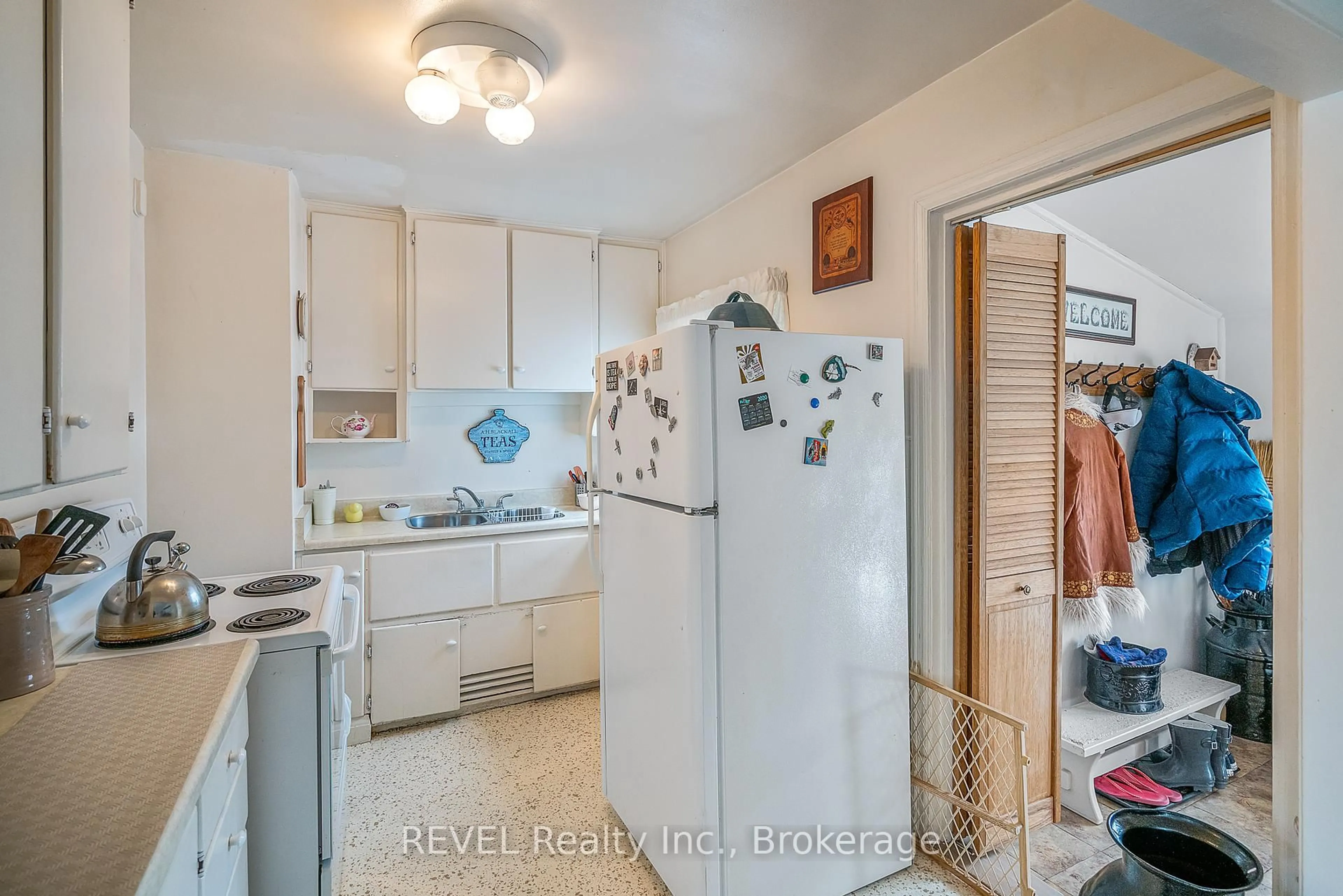 Unknown for 18 Valley Rd, St. Catharines Ontario L2S 1Y6