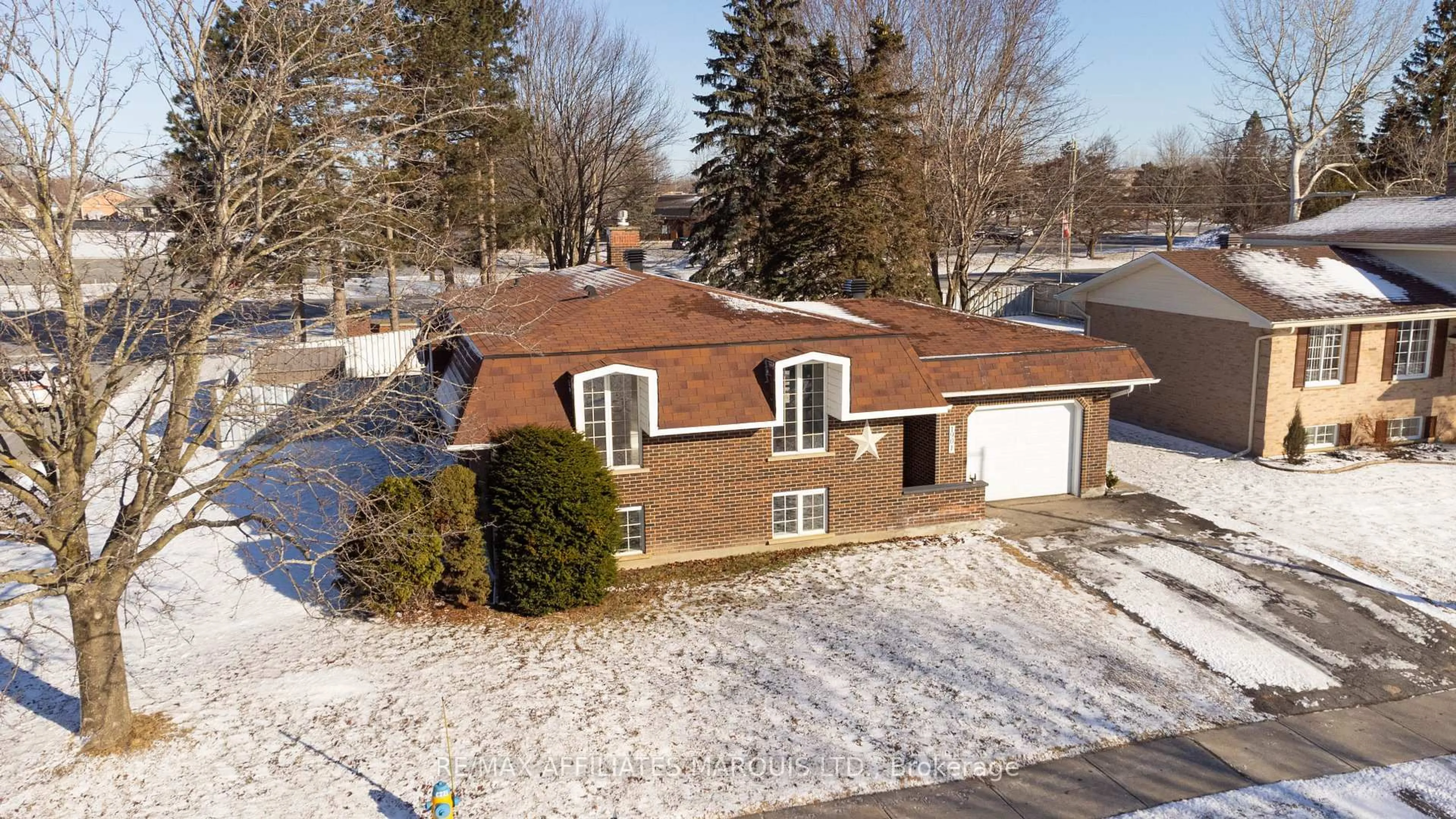 A pic from outside/outdoor area/front of a property/back of a property/a pic from drone, street for 1901 Concorde Ave, Cornwall Ontario K6H 6M3