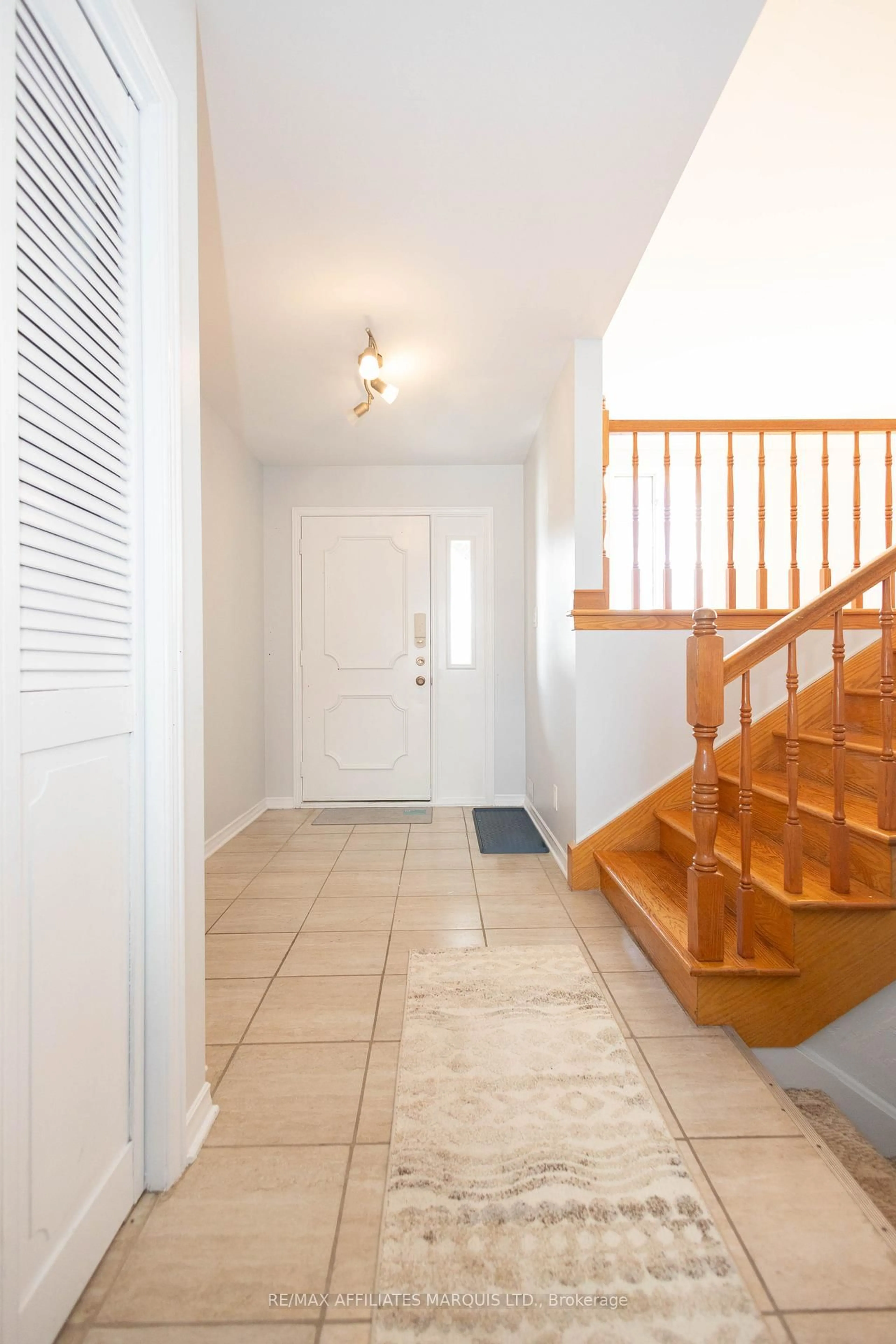 Indoor entryway for 1901 Concorde Ave, Cornwall Ontario K6H 6M3