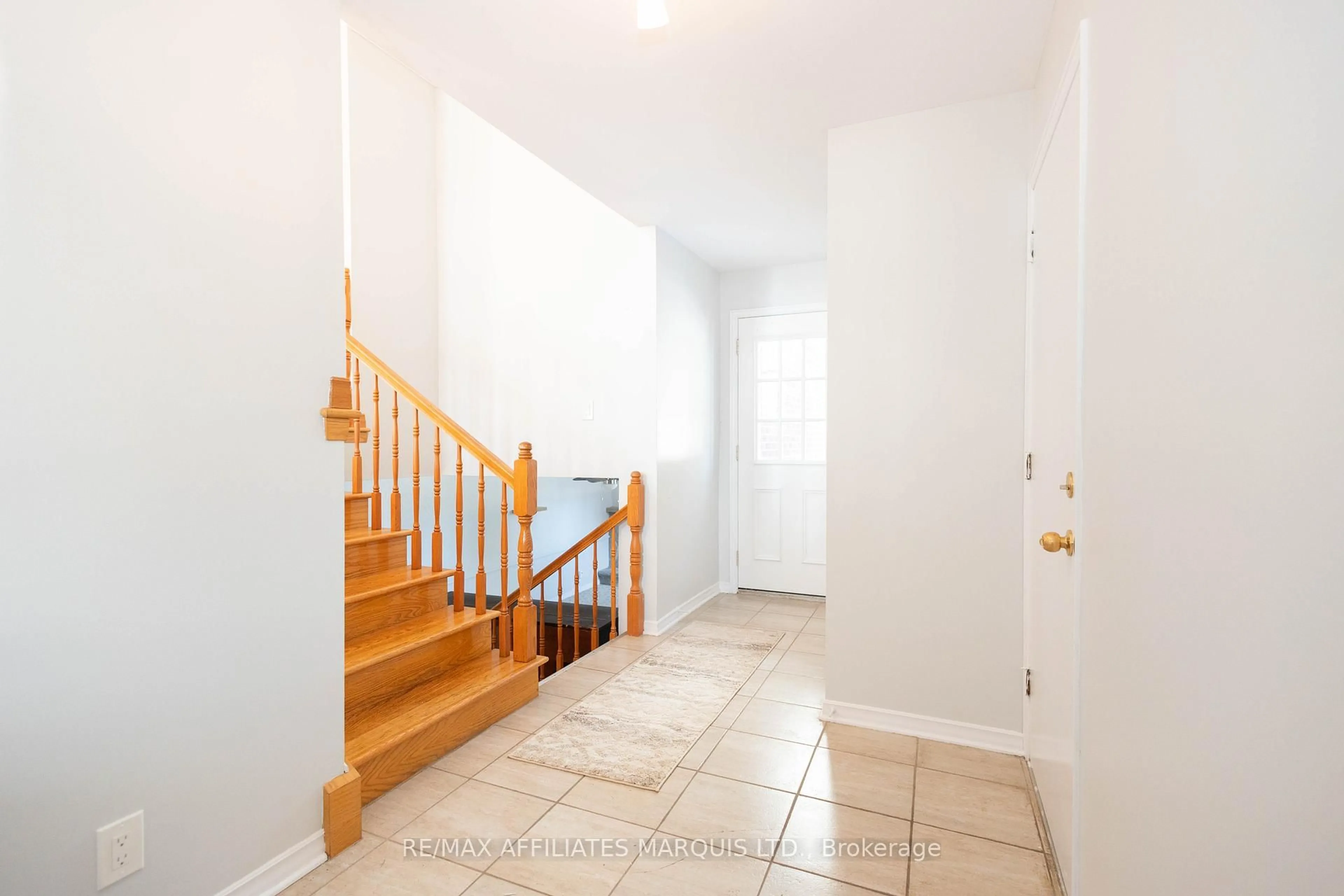 Indoor foyer for 1901 Concorde Ave, Cornwall Ontario K6H 6M3