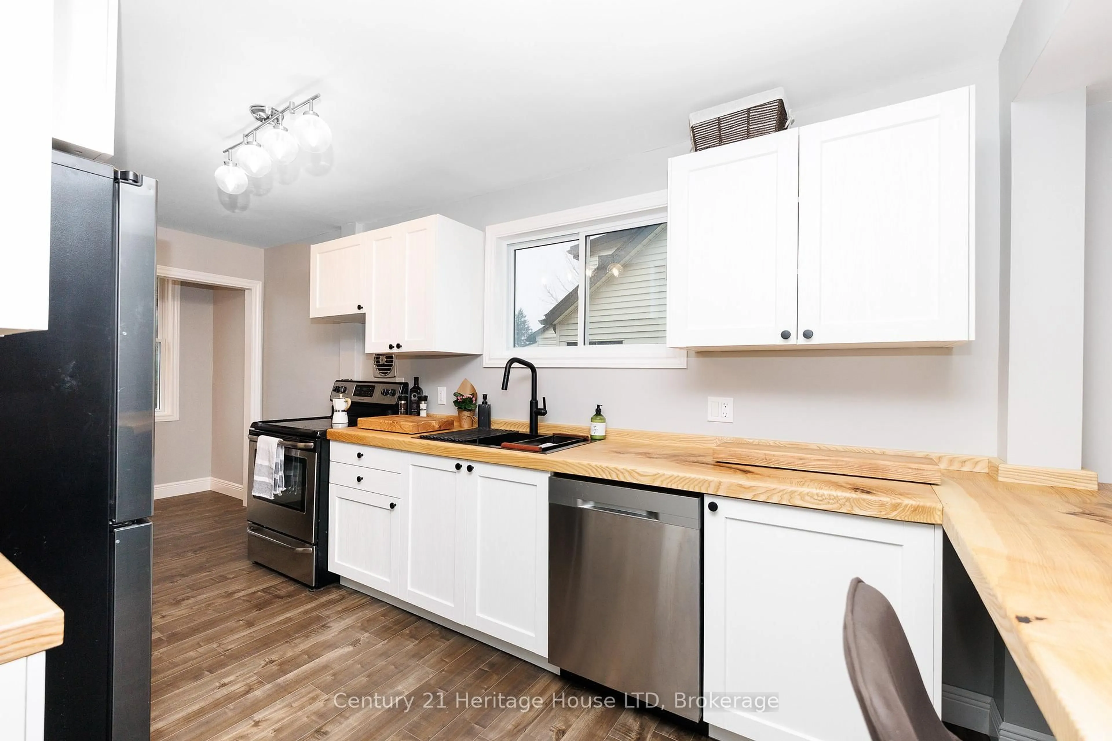 Open concept kitchen, wood/laminate floor for 21 Keele St, St. Catharines Ontario L2T 1M8