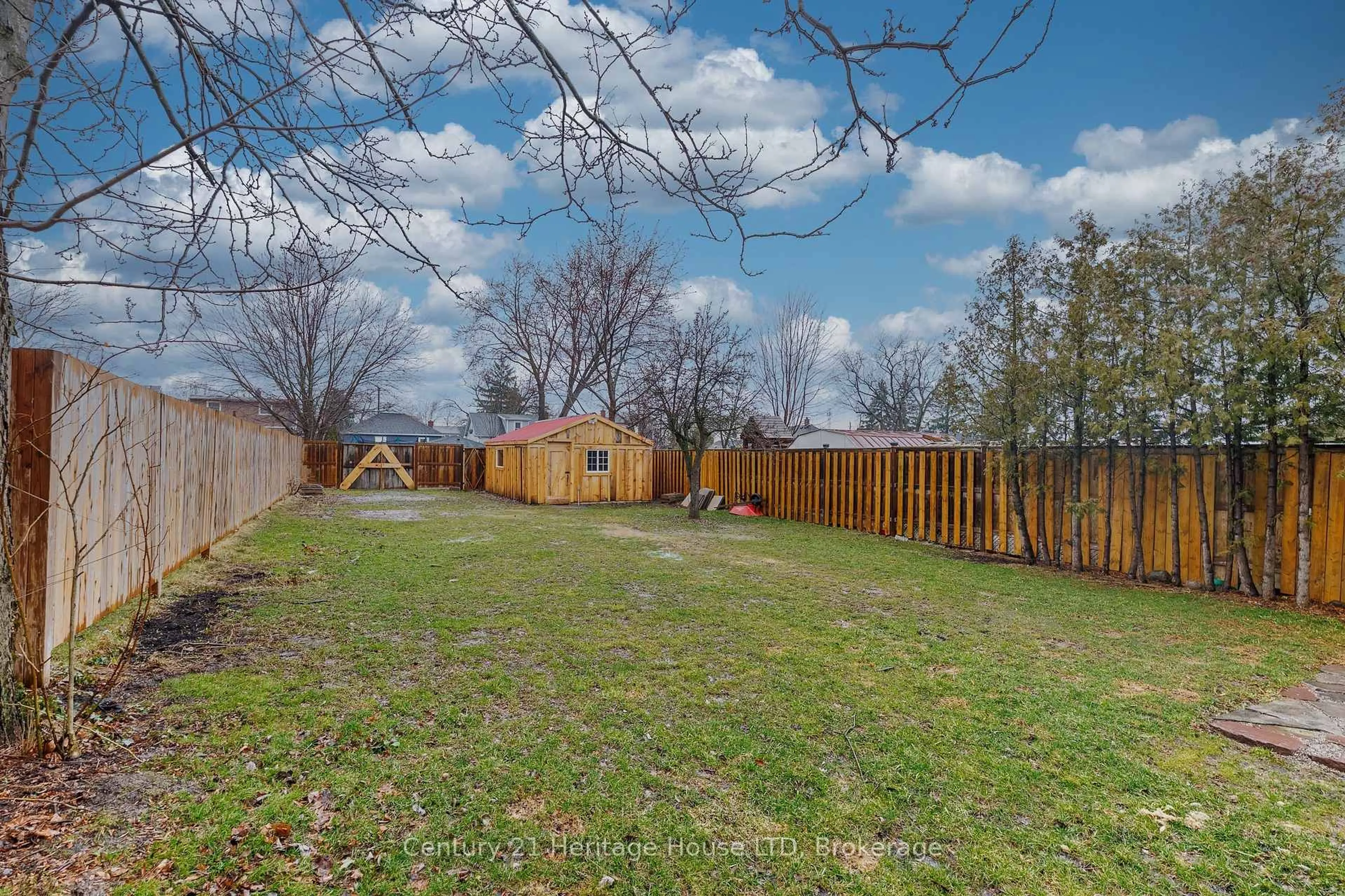 Patio, forest/trees view for 21 Keele St, St. Catharines Ontario L2T 1M8