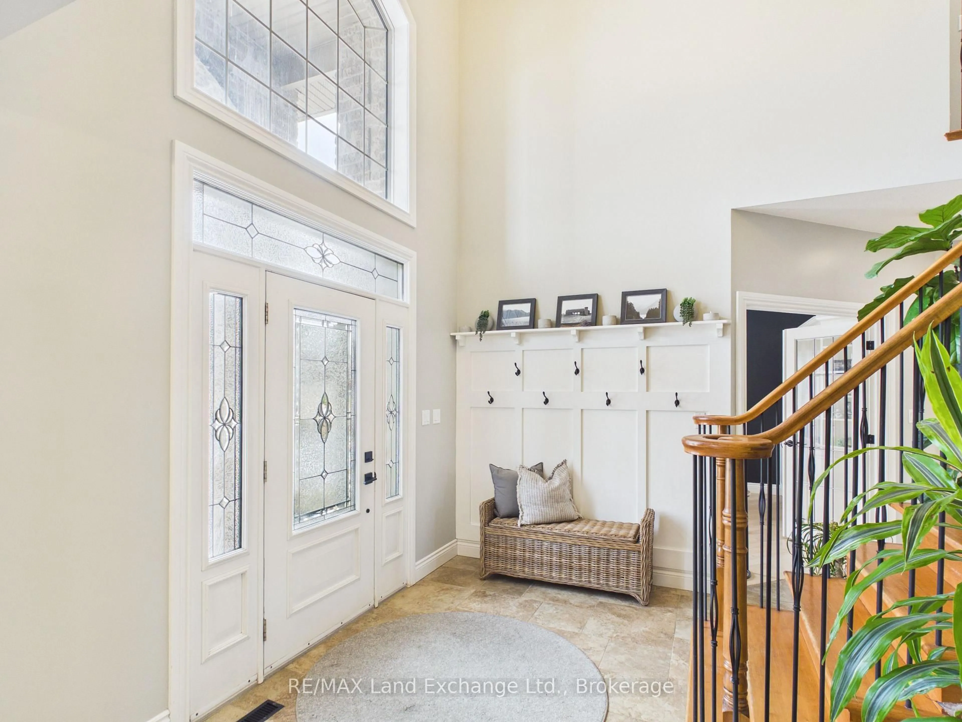 Indoor entryway for 4 Scott Cres, Huron-Kinloss Ontario N2Z 0C6