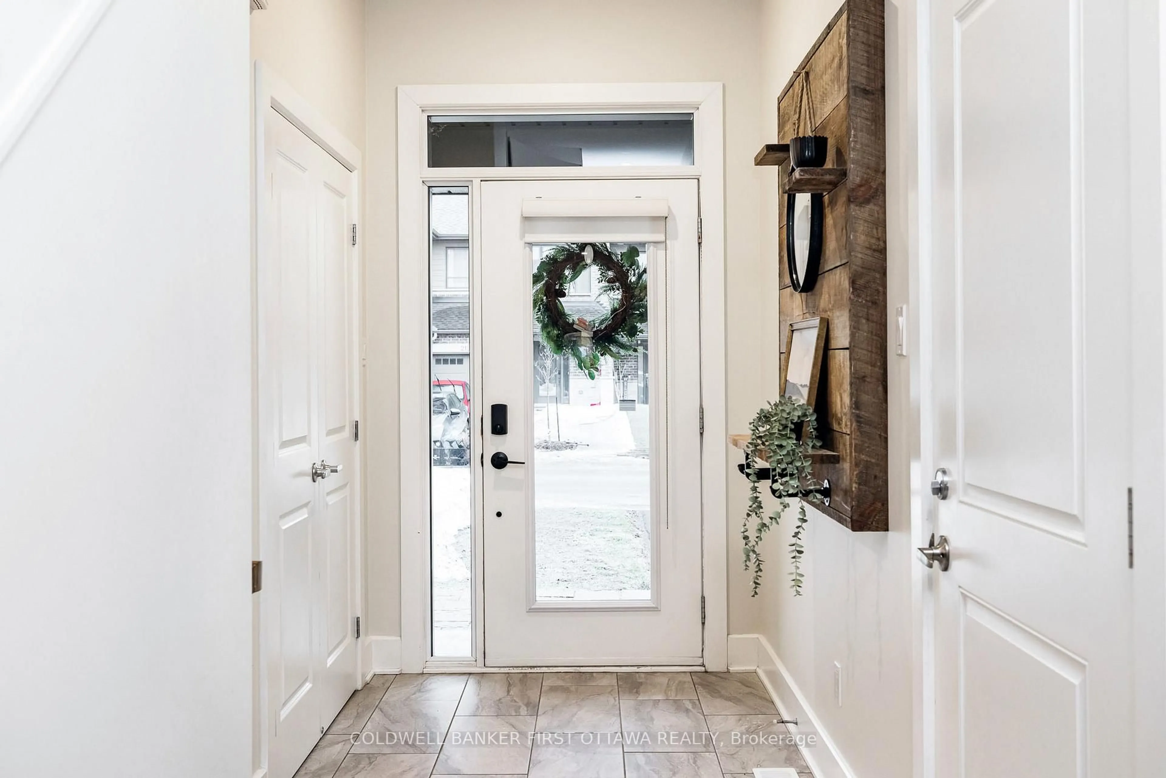 Indoor entryway for 211 PURCHASE Cres, Stittsville Ontario K2S 2L8
