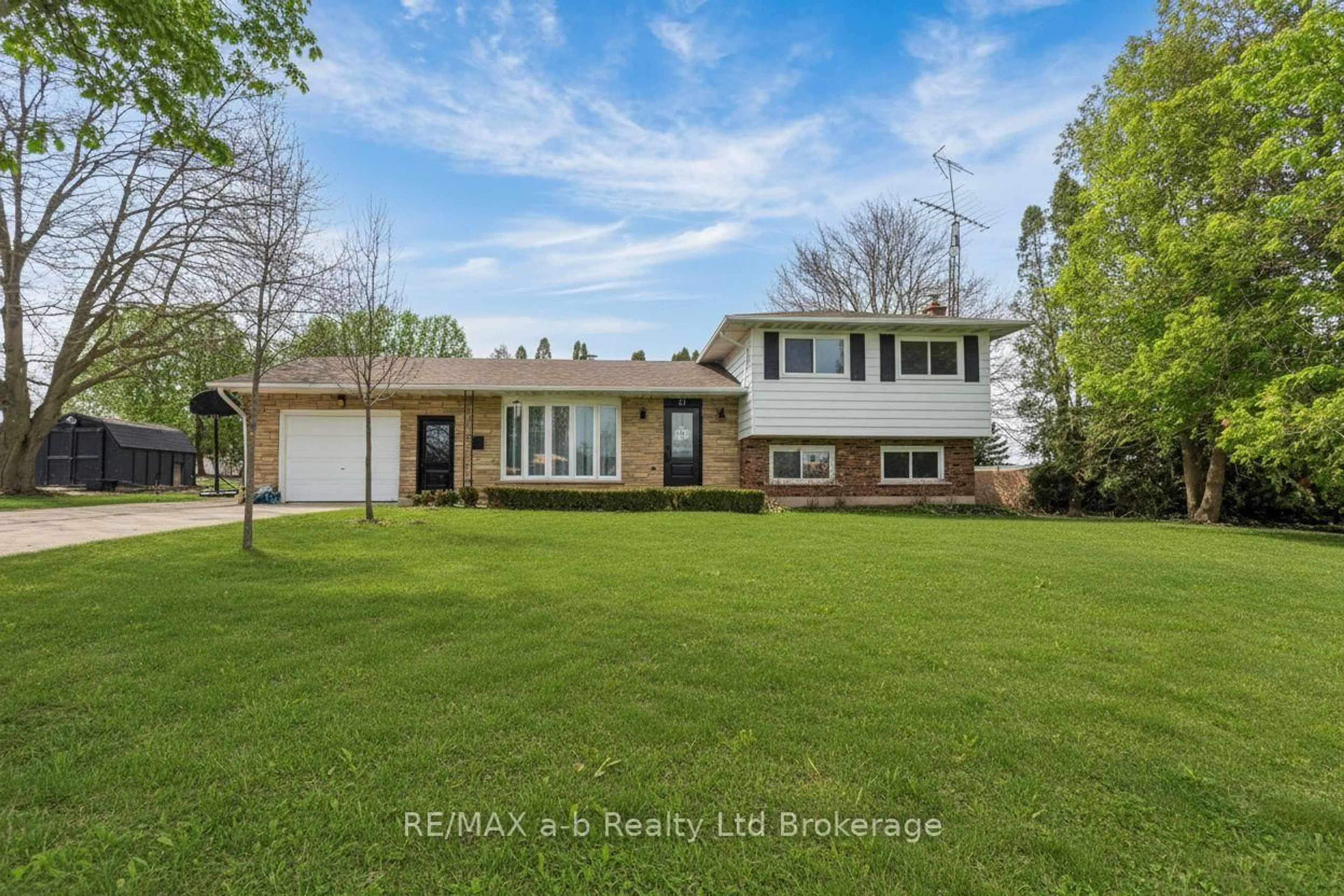 A pic from outside/outdoor area/front of a property/back of a property/a pic from drone, unknown for 21 PEGGY Ave, South-West Oxford Ontario N0J 1N0