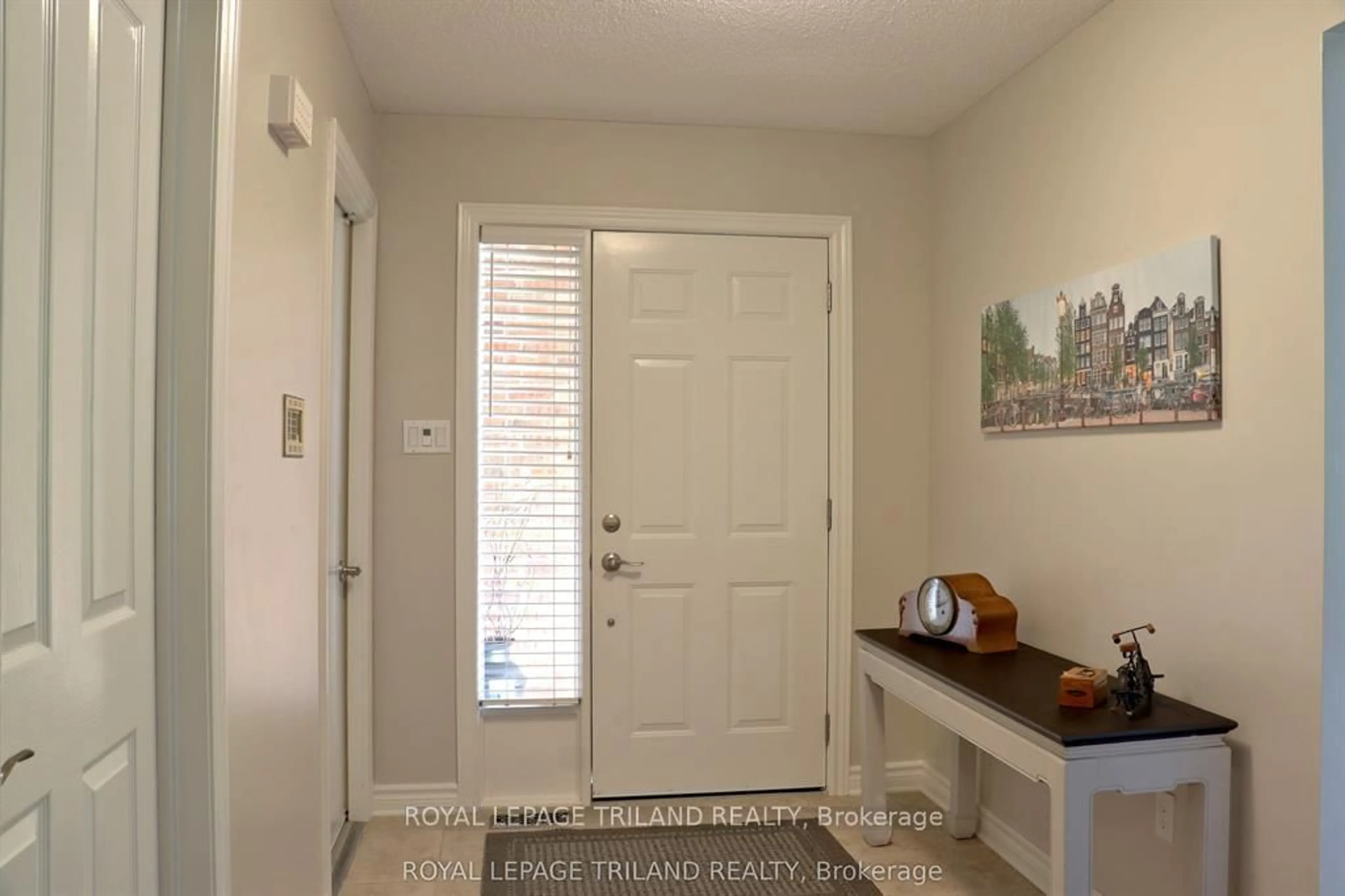 Indoor entryway for 70 Sunnyside Dr #1, London North Ontario N5X 3W4