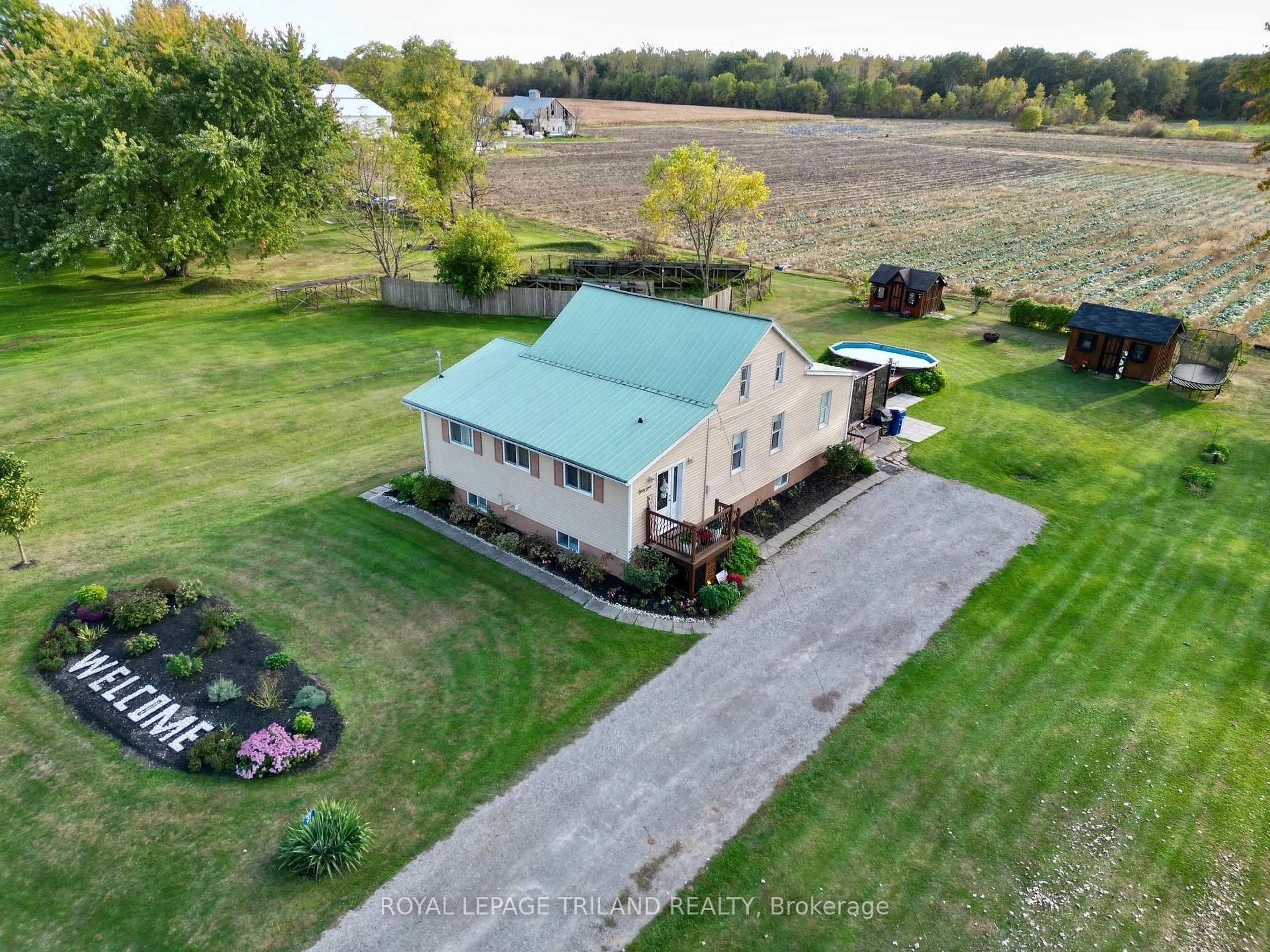 A pic from outside/outdoor area/front of a property/back of a property/a pic from drone, unknown for 37 Broadway St, Newbury Ontario N0L 1Z0