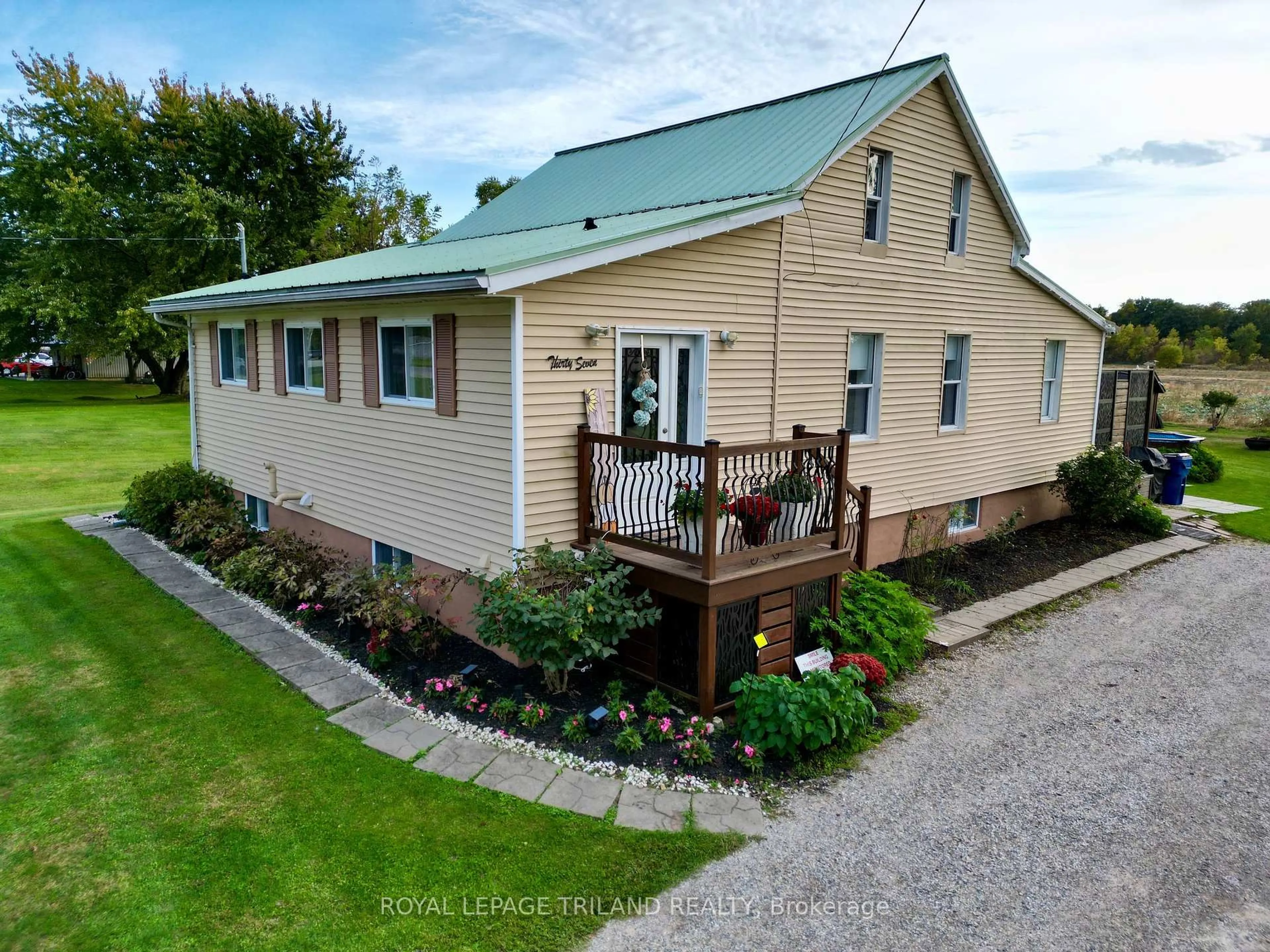 A pic from outside/outdoor area/front of a property/back of a property/a pic from drone, street for 37 Broadway St, Newbury Ontario N0L 1Z0