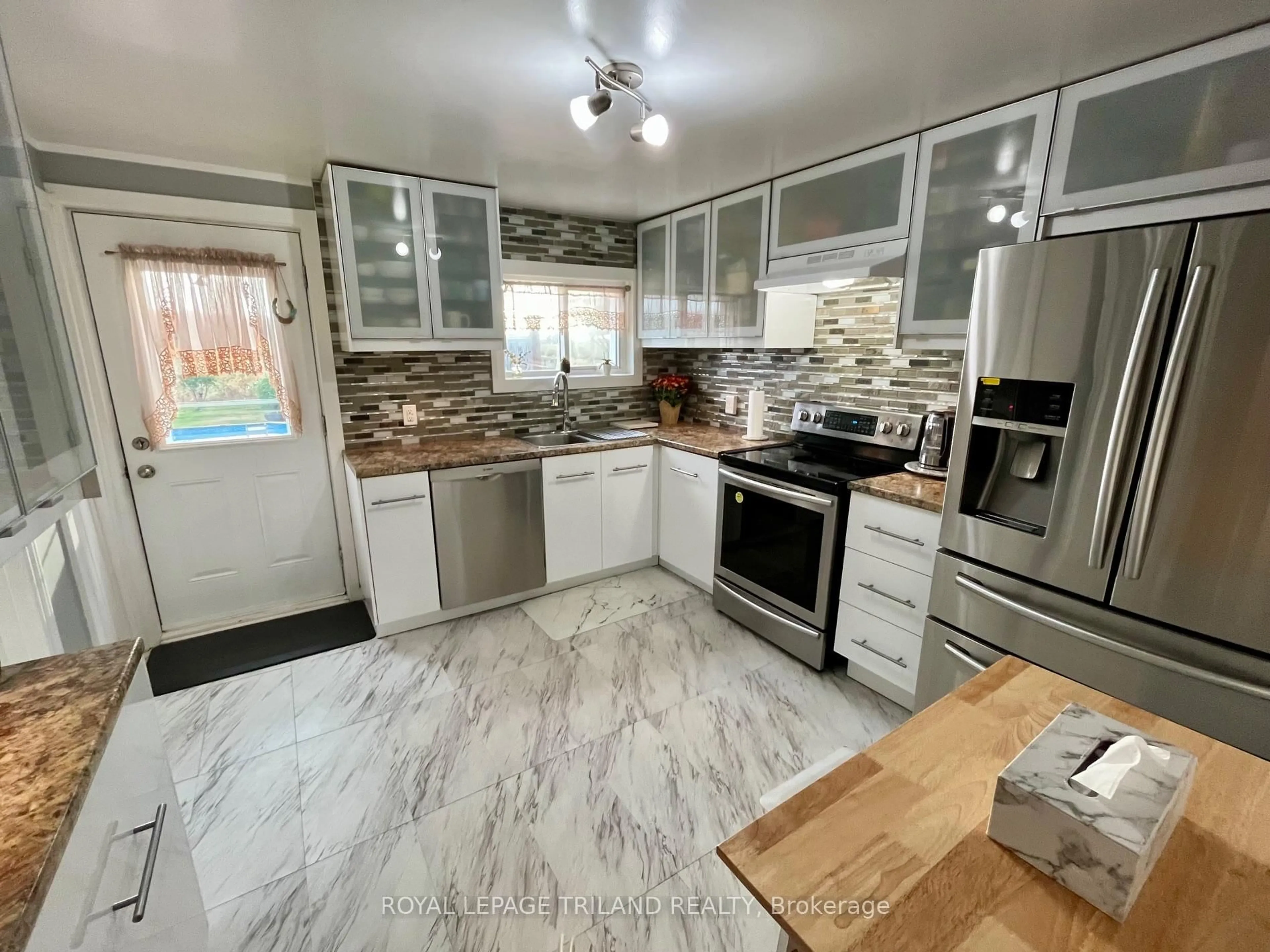 Open concept kitchen, ceramic/tile floor for 37 Broadway St, Newbury Ontario N0L 1Z0