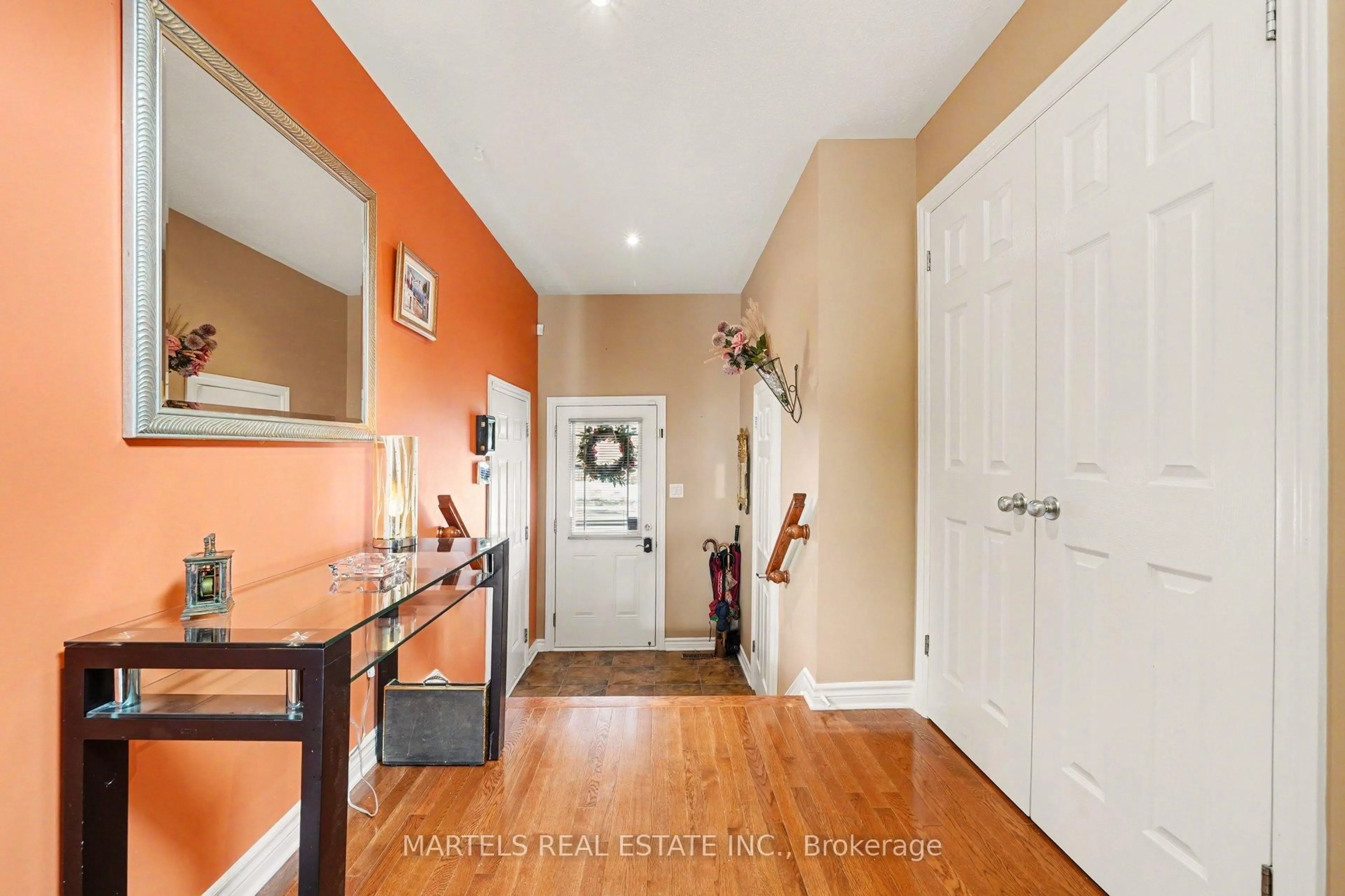 Indoor entryway for 154 Marrissa Ave, Ottawa Ontario K1J 0A6