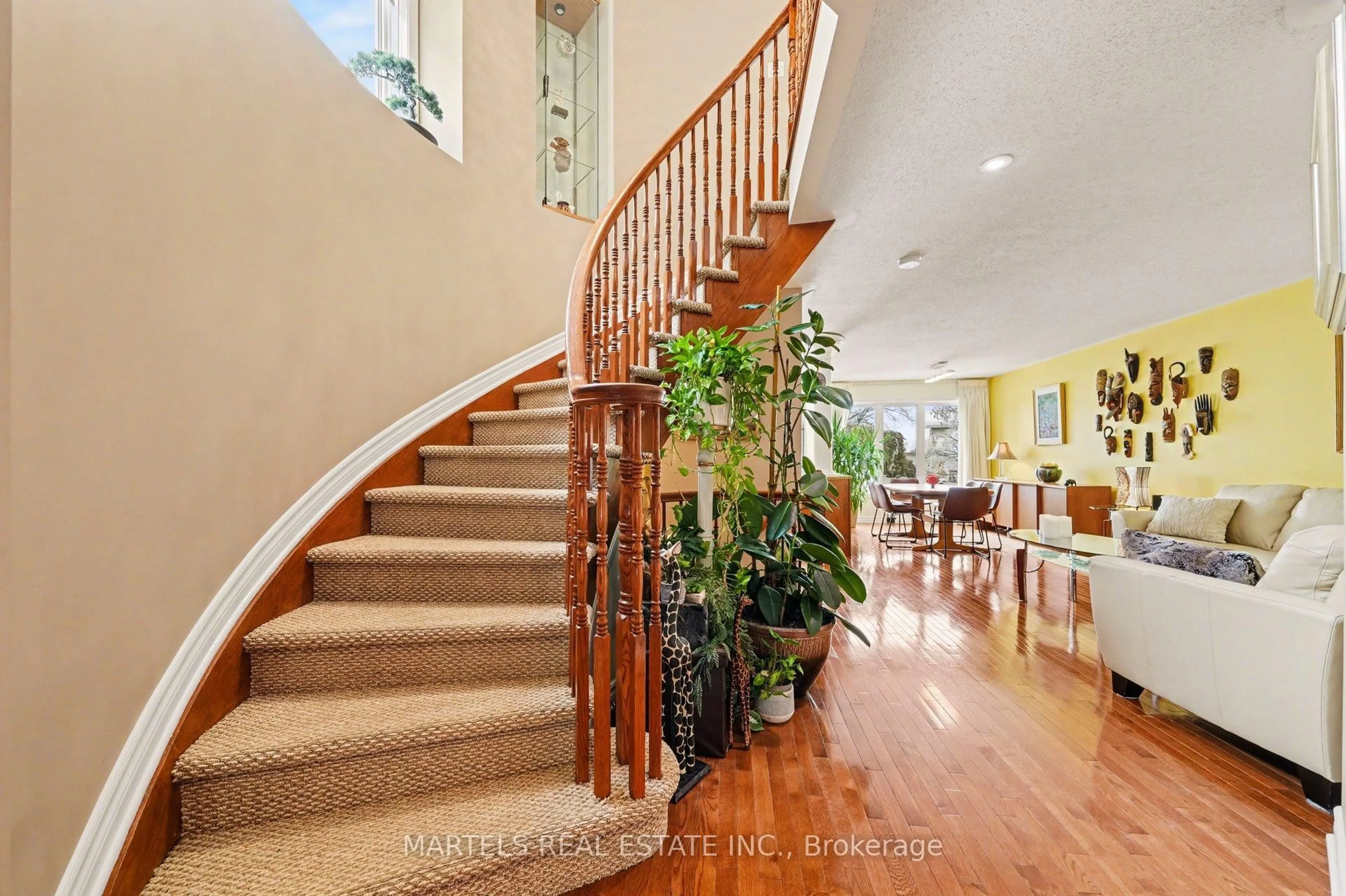 Indoor foyer for 154 Marrissa Ave, Ottawa Ontario K1J 0A6