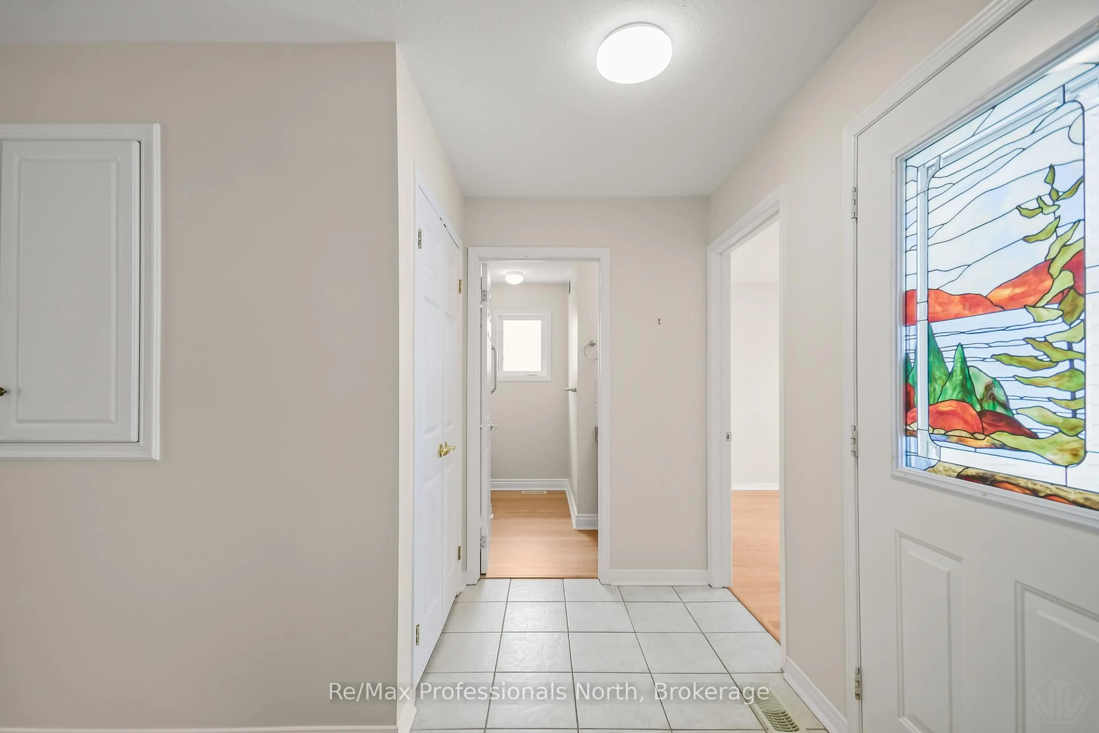 Indoor entryway for 111 Pineridge Gate, Gravenhurst Ontario P1P 1Z2