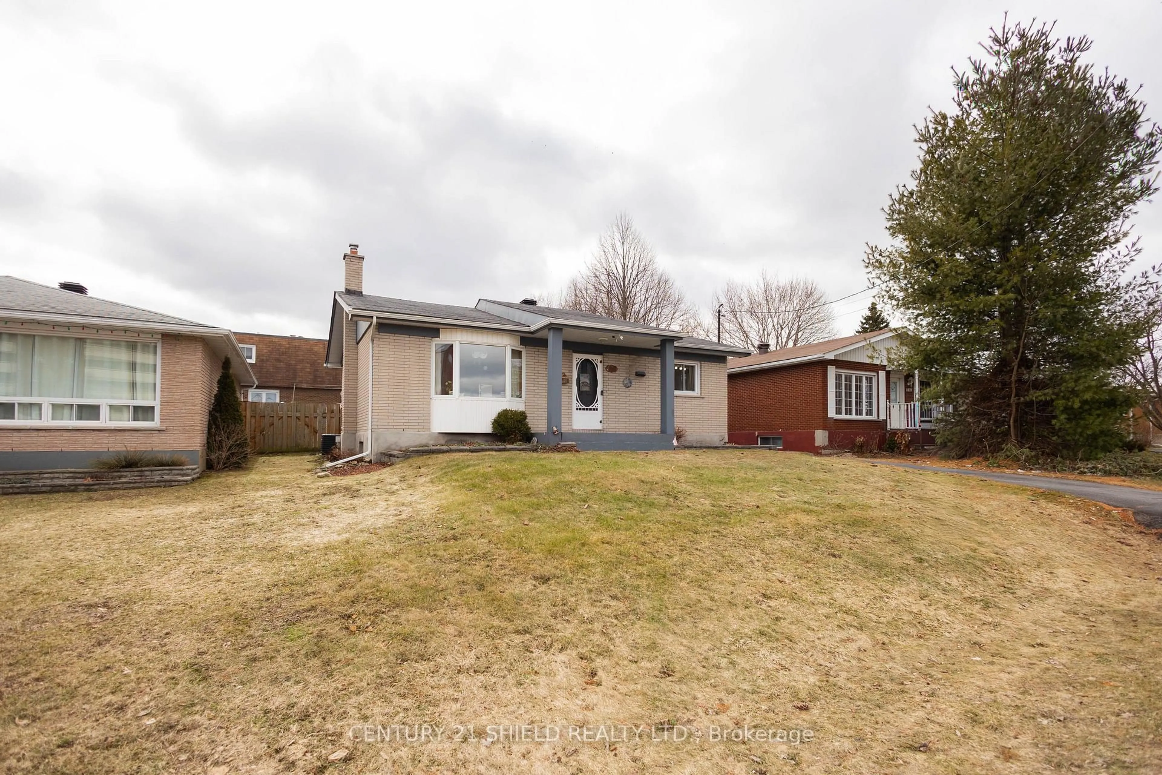 A pic from outside/outdoor area/front of a property/back of a property/a pic from drone, street for 1443 1st St, Cornwall Ontario K6H 1P7