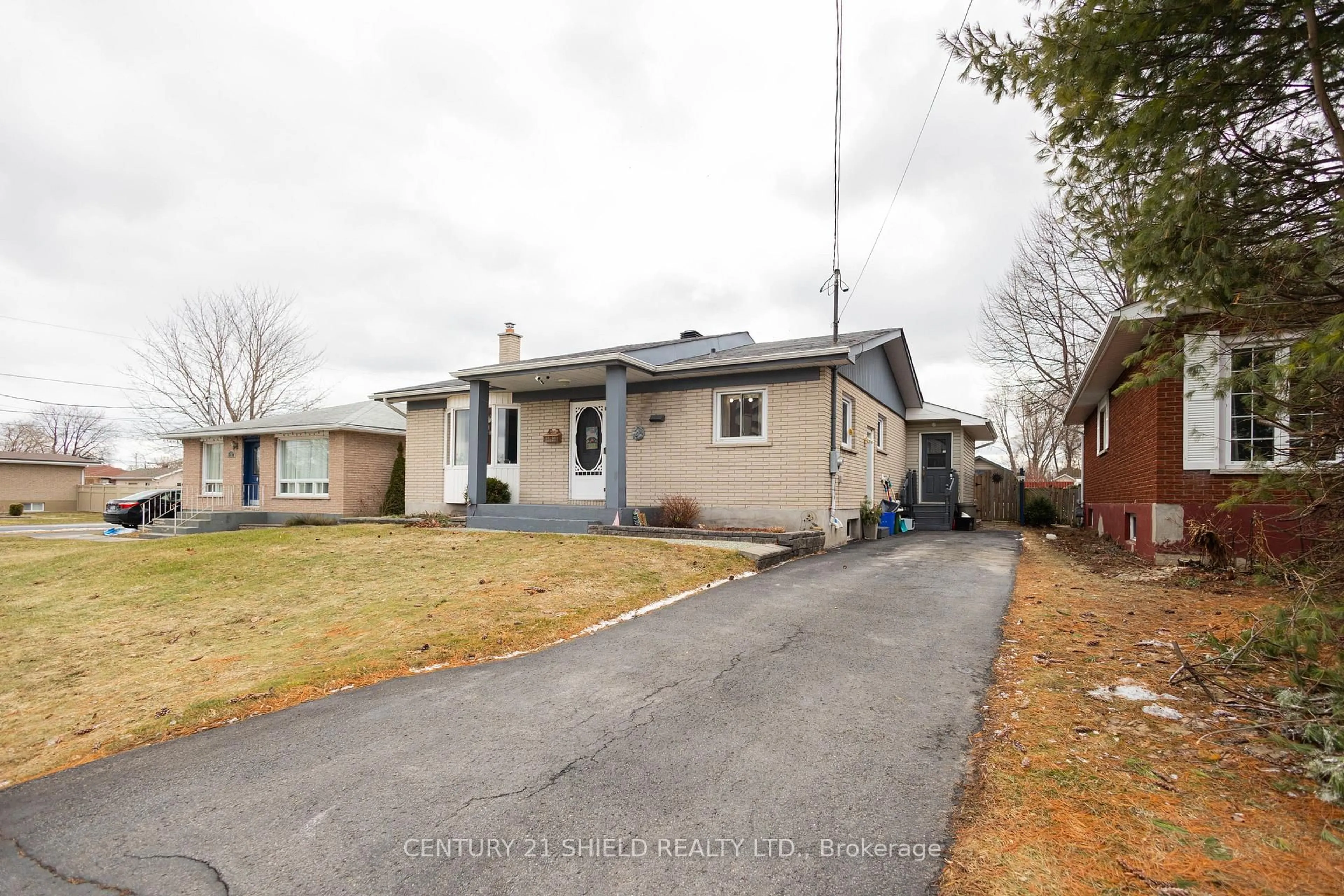 A pic from outside/outdoor area/front of a property/back of a property/a pic from drone, street for 1443 1st St, Cornwall Ontario K6H 1P7