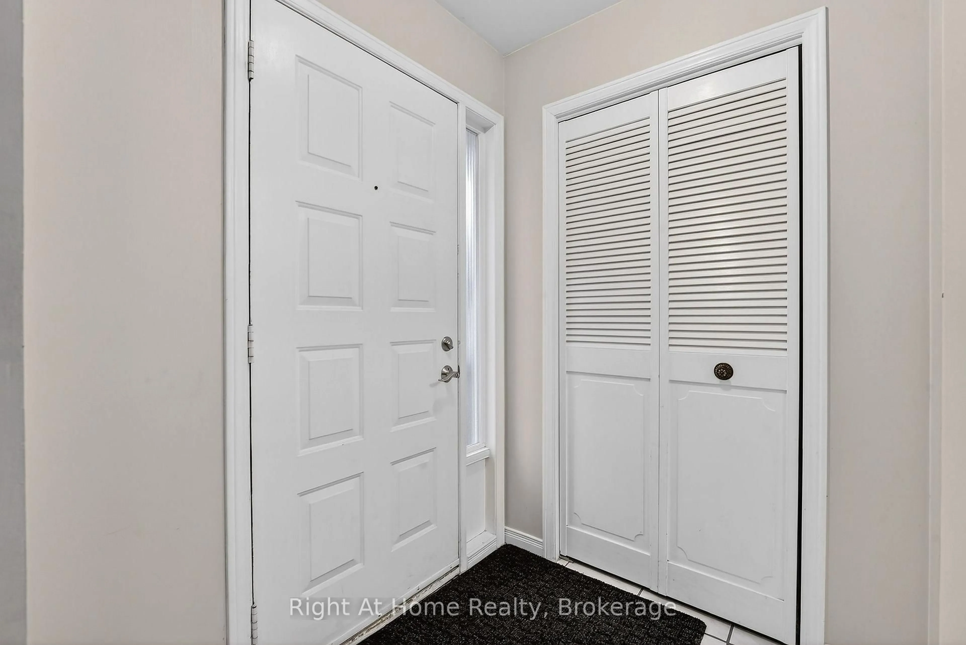 Indoor entryway for 16 Dundee Dr, St. Catharines Ontario L2P 3T1