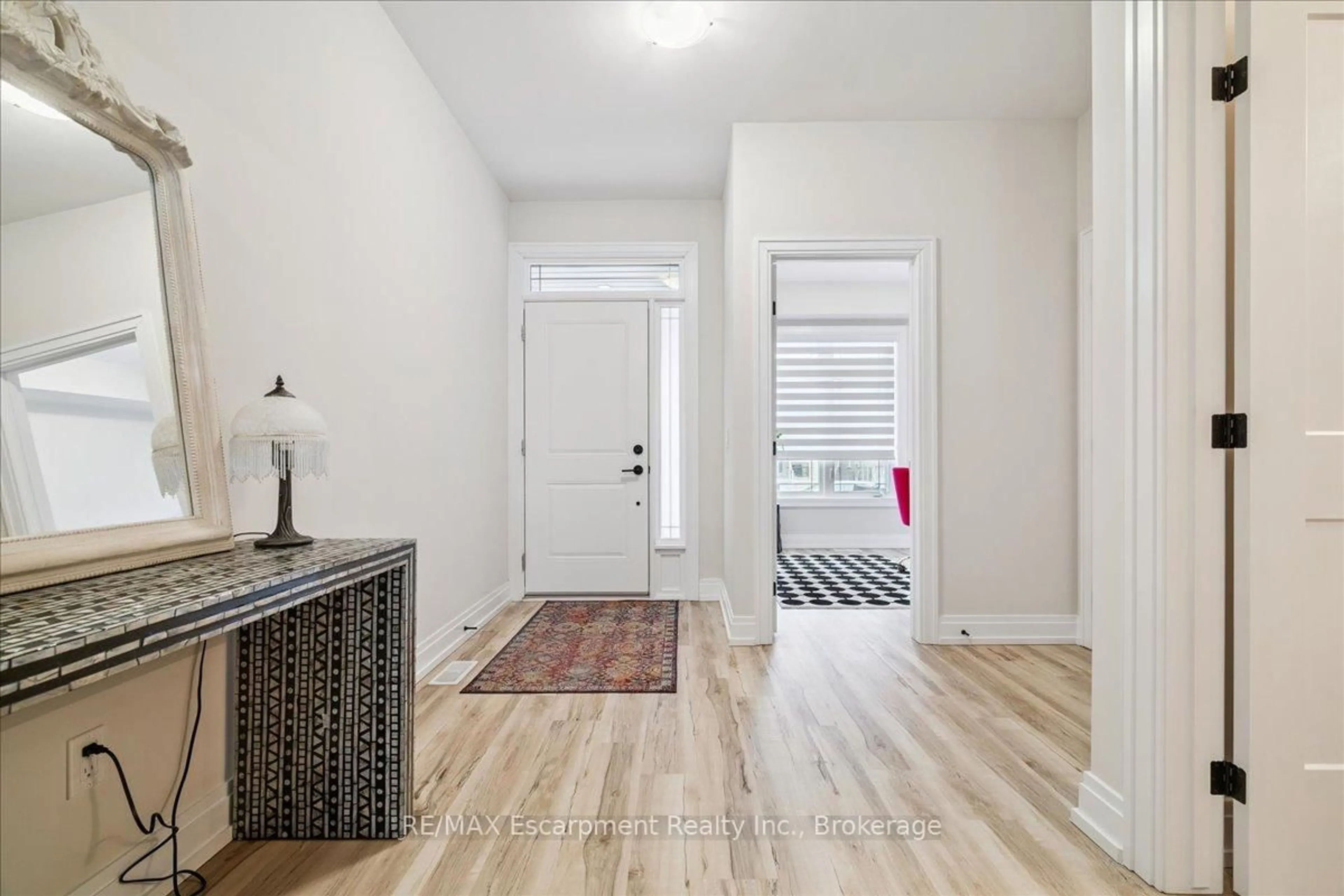 Indoor entryway for 20 GRANITE RIDGE Tr, Hamilton Ontario L8B 1Y4