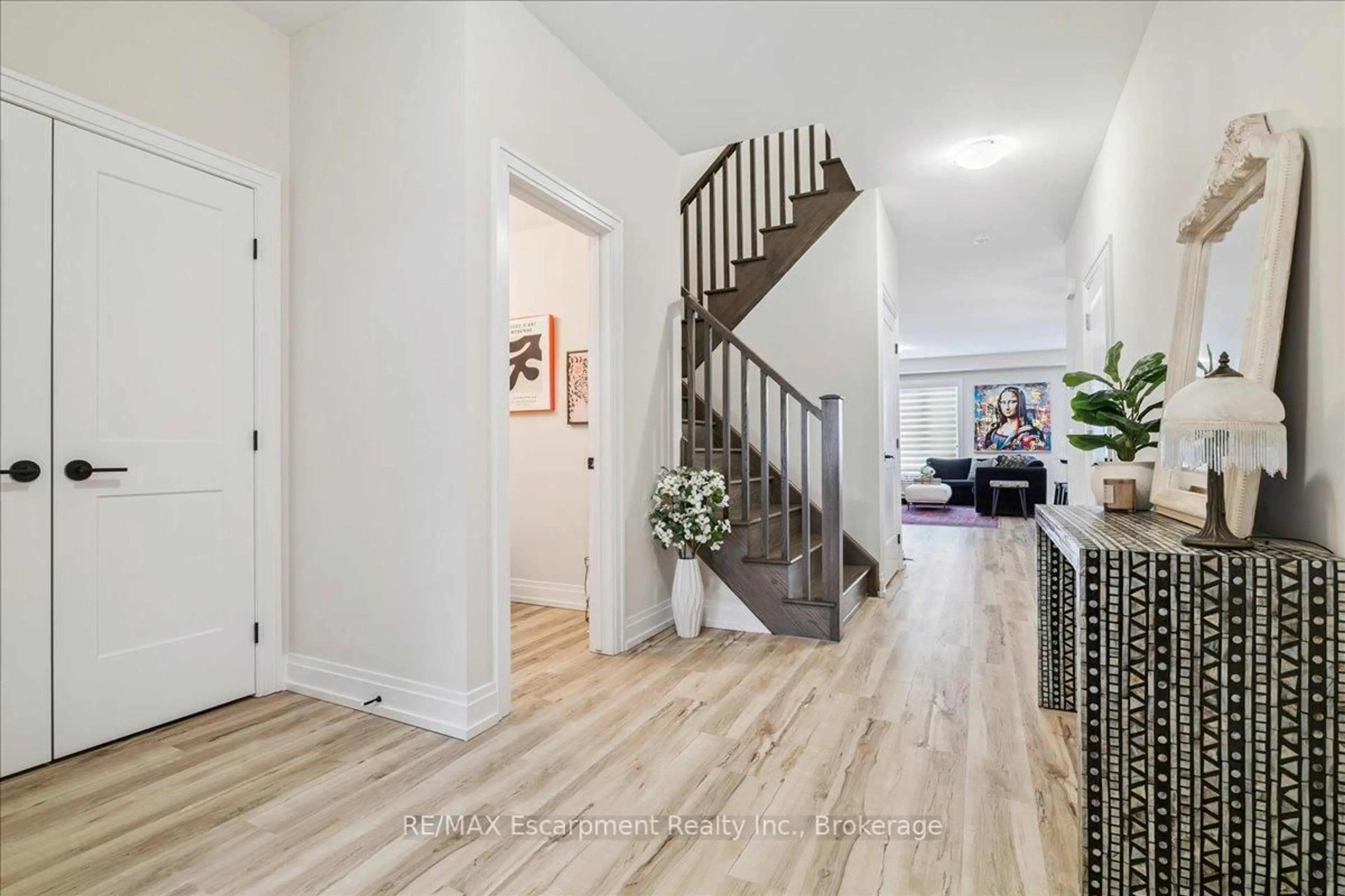 Indoor entryway for 20 GRANITE RIDGE Tr, Hamilton Ontario L8B 1Y4