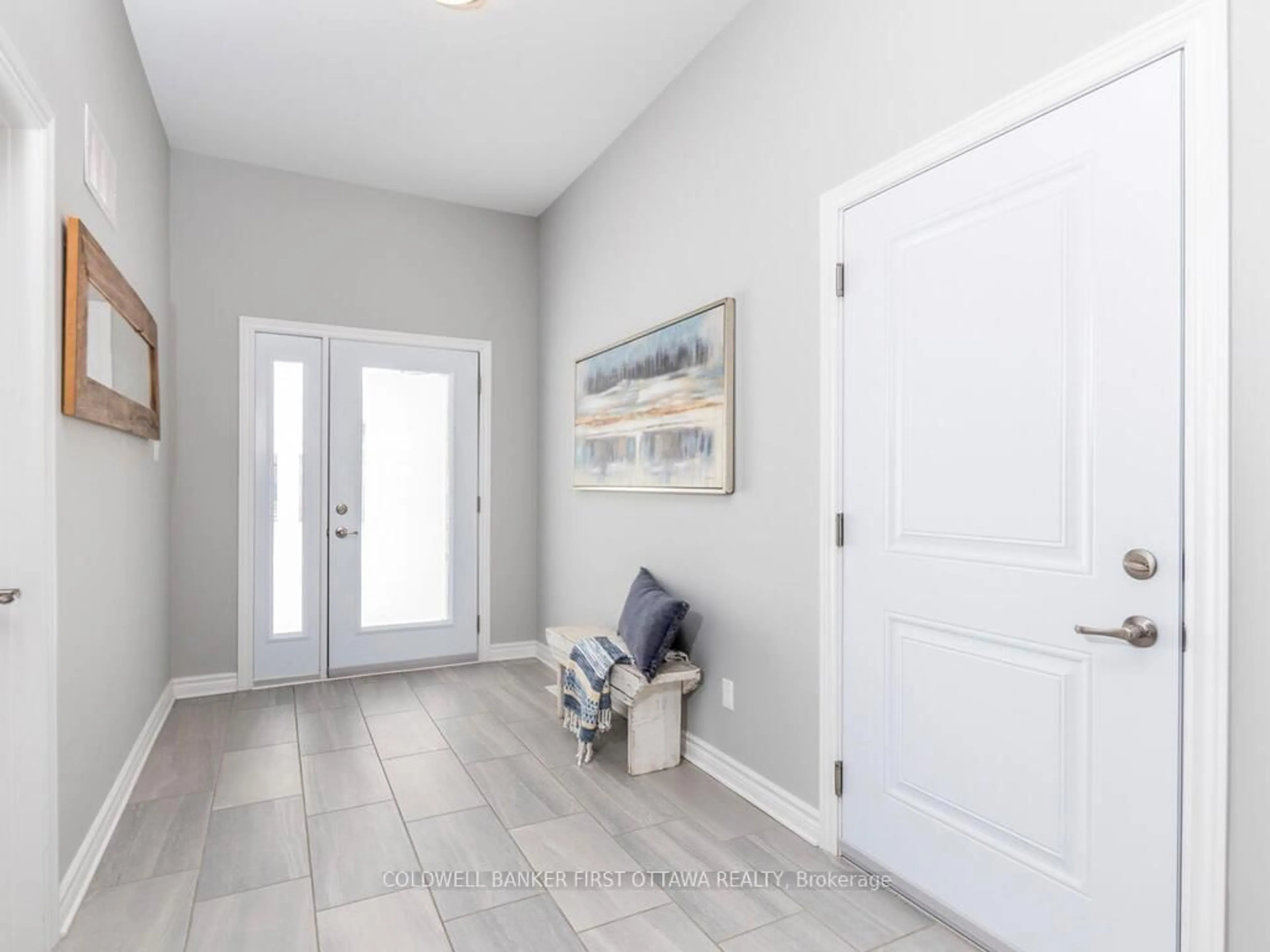 Indoor entryway for 627 Bracewell St, Almonte Ontario K0A 1A0
