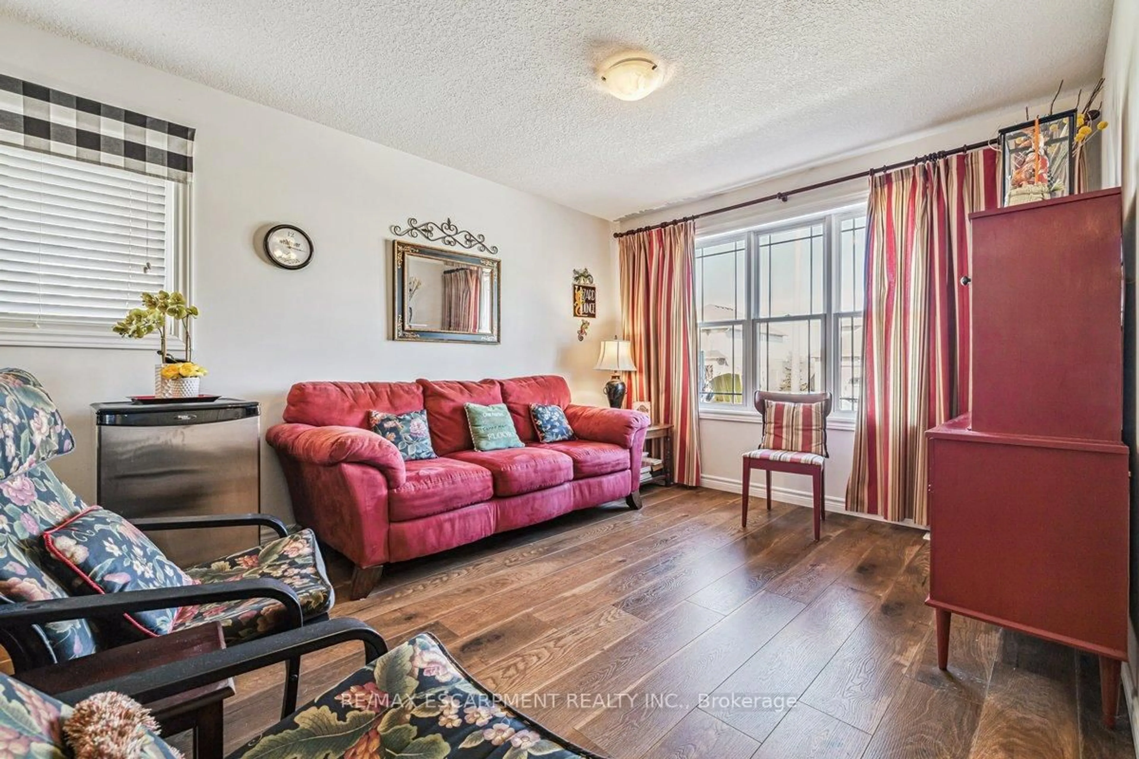 Living room with furniture, unknown for 20 Hudson Dr, Haldimand Ontario N0A 1E0