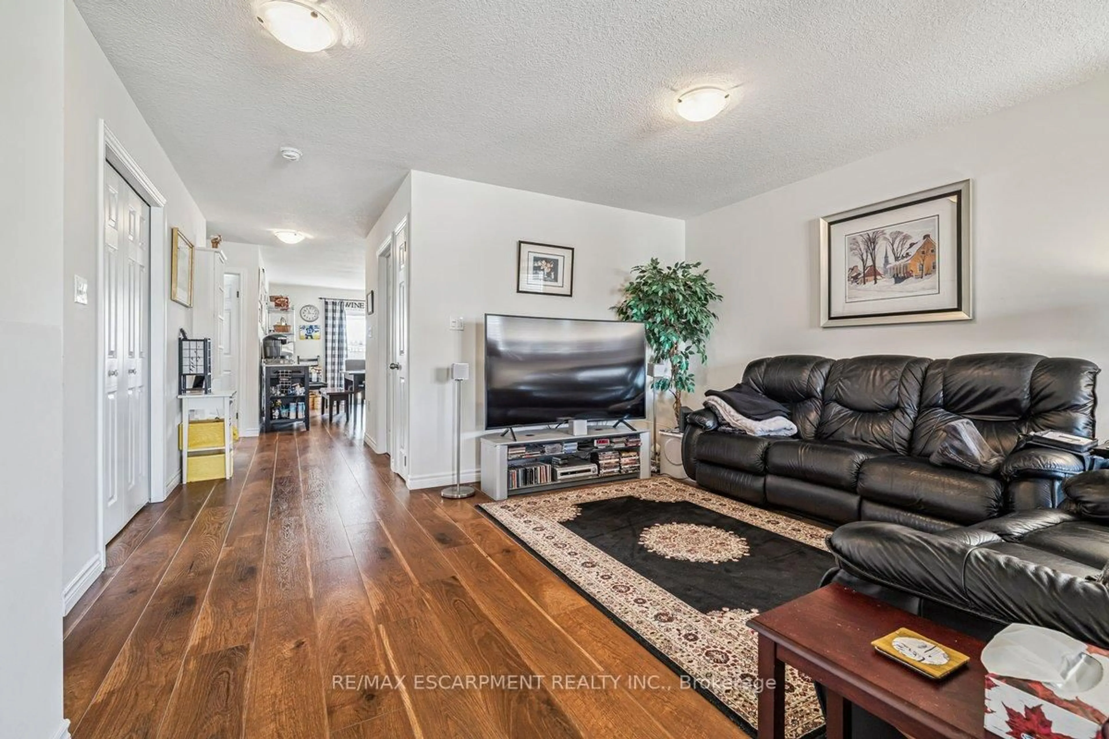 Living room with furniture, unknown for 20 Hudson Dr, Haldimand Ontario N0A 1E0