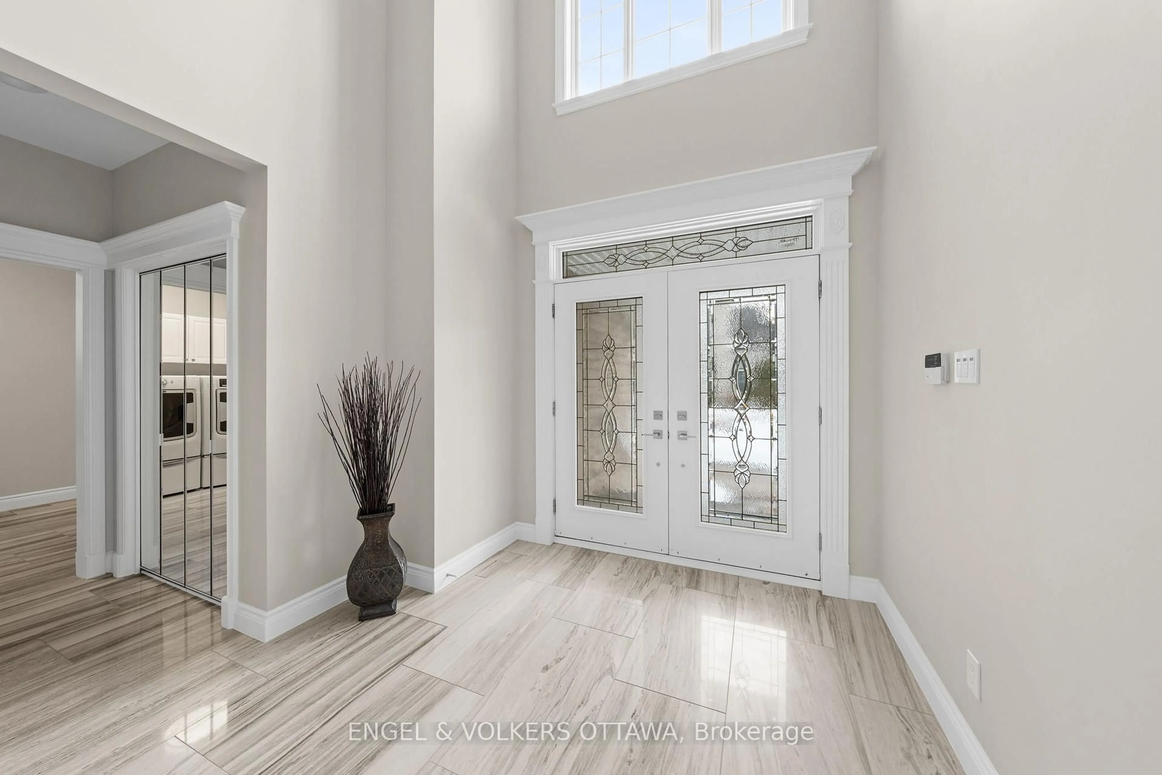 Indoor entryway for 6373 Radisson Way, Ottawa Ontario K1C 2Z9