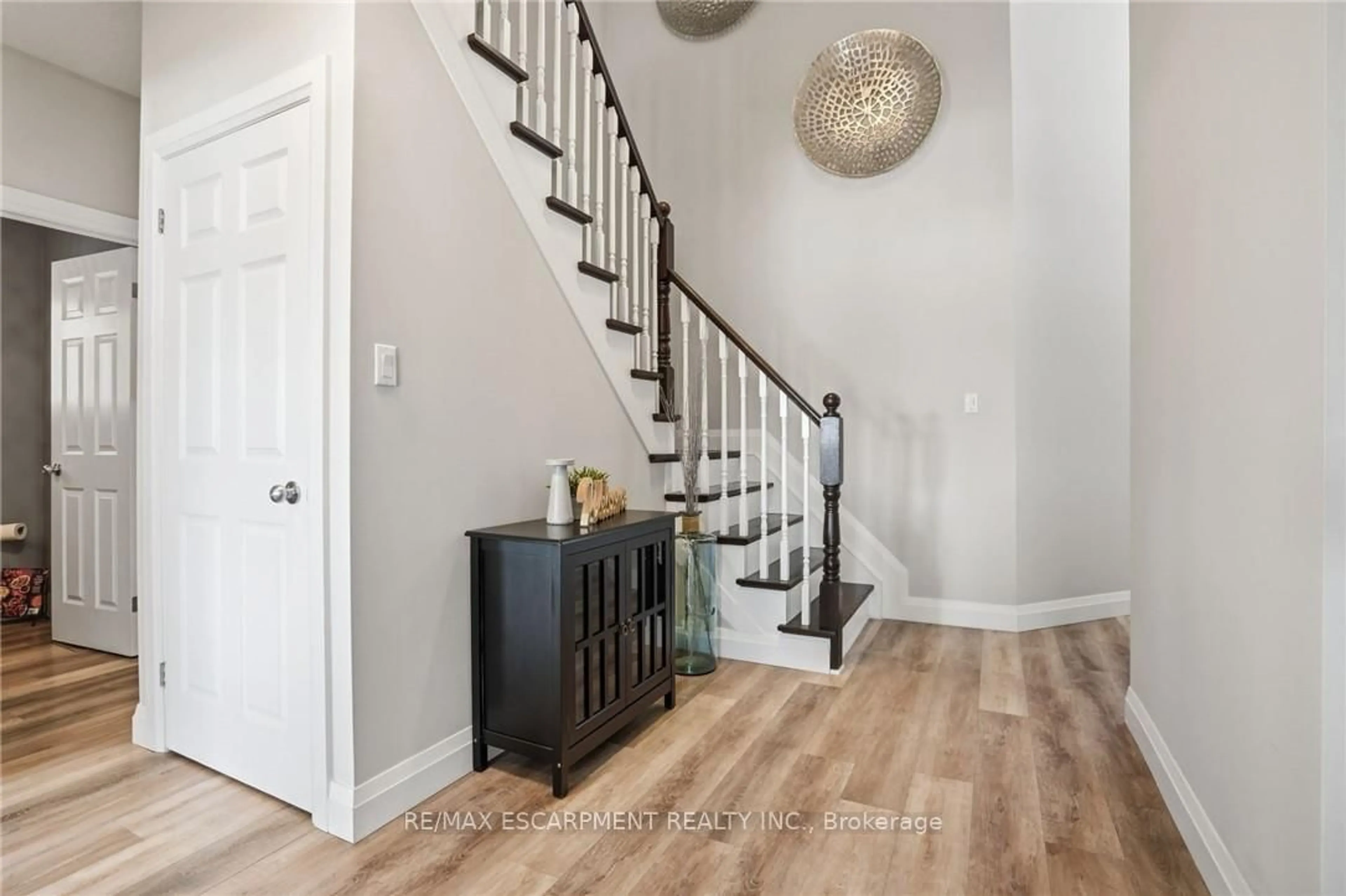 Indoor entryway for 7 Peggy Way, Hamilton Ontario L0R 1W0