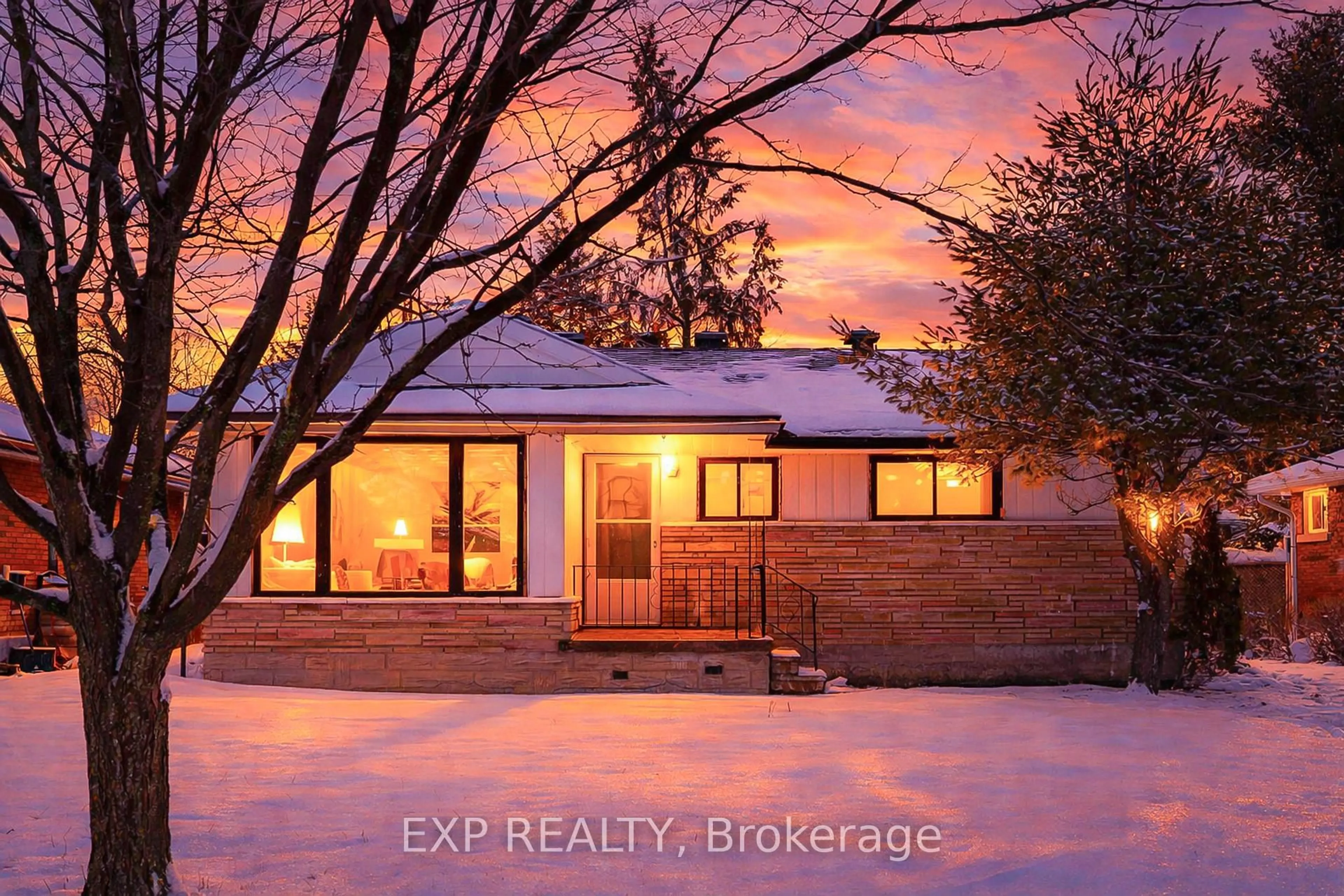 A pic from outside/outdoor area/front of a property/back of a property/a pic from drone, street for 768 Pleasant Park Rd, Ottawa Ontario K1G 1Y7