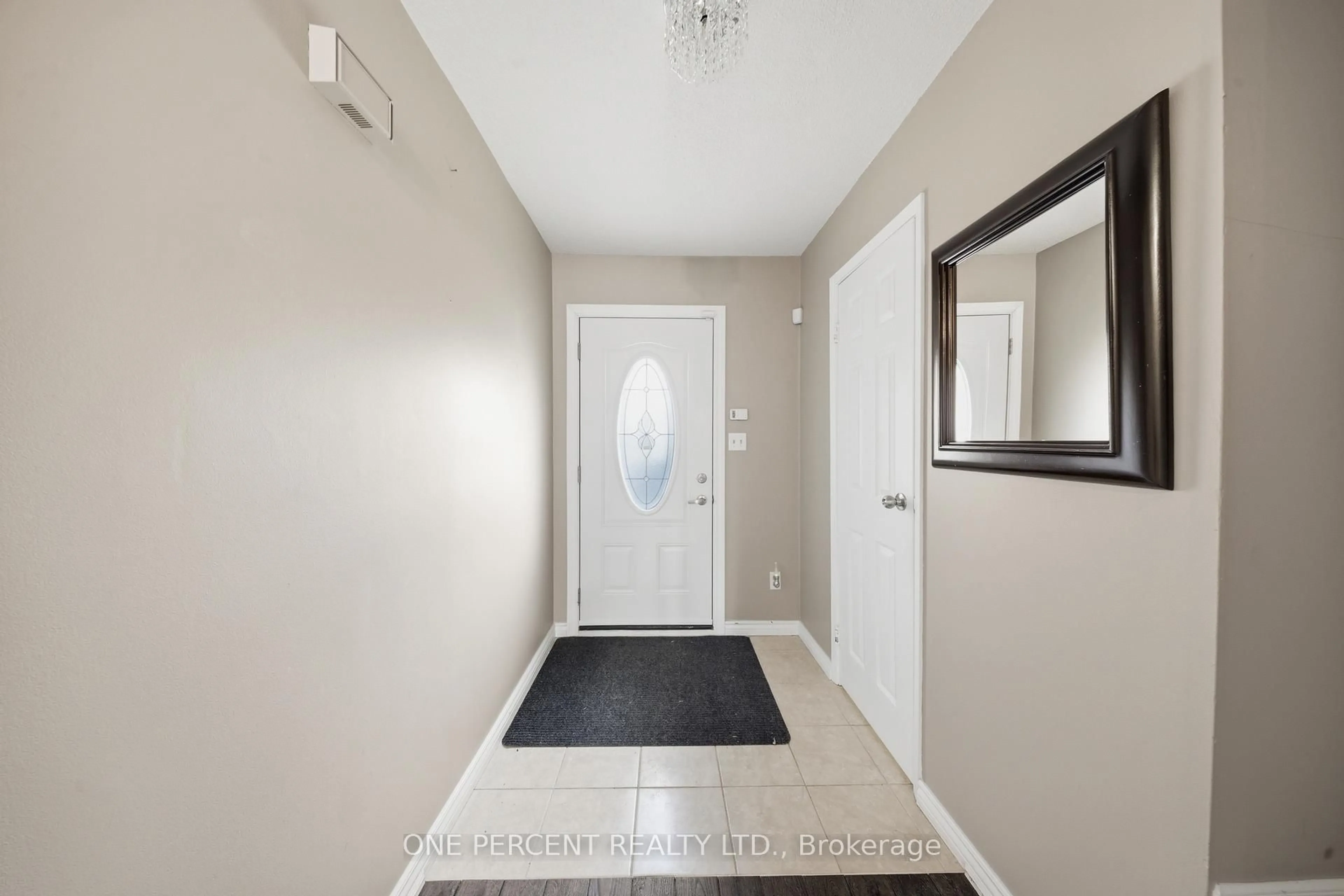 Indoor entryway for 860 Rymal Rd #48, Hamilton Ontario L8W 2X6
