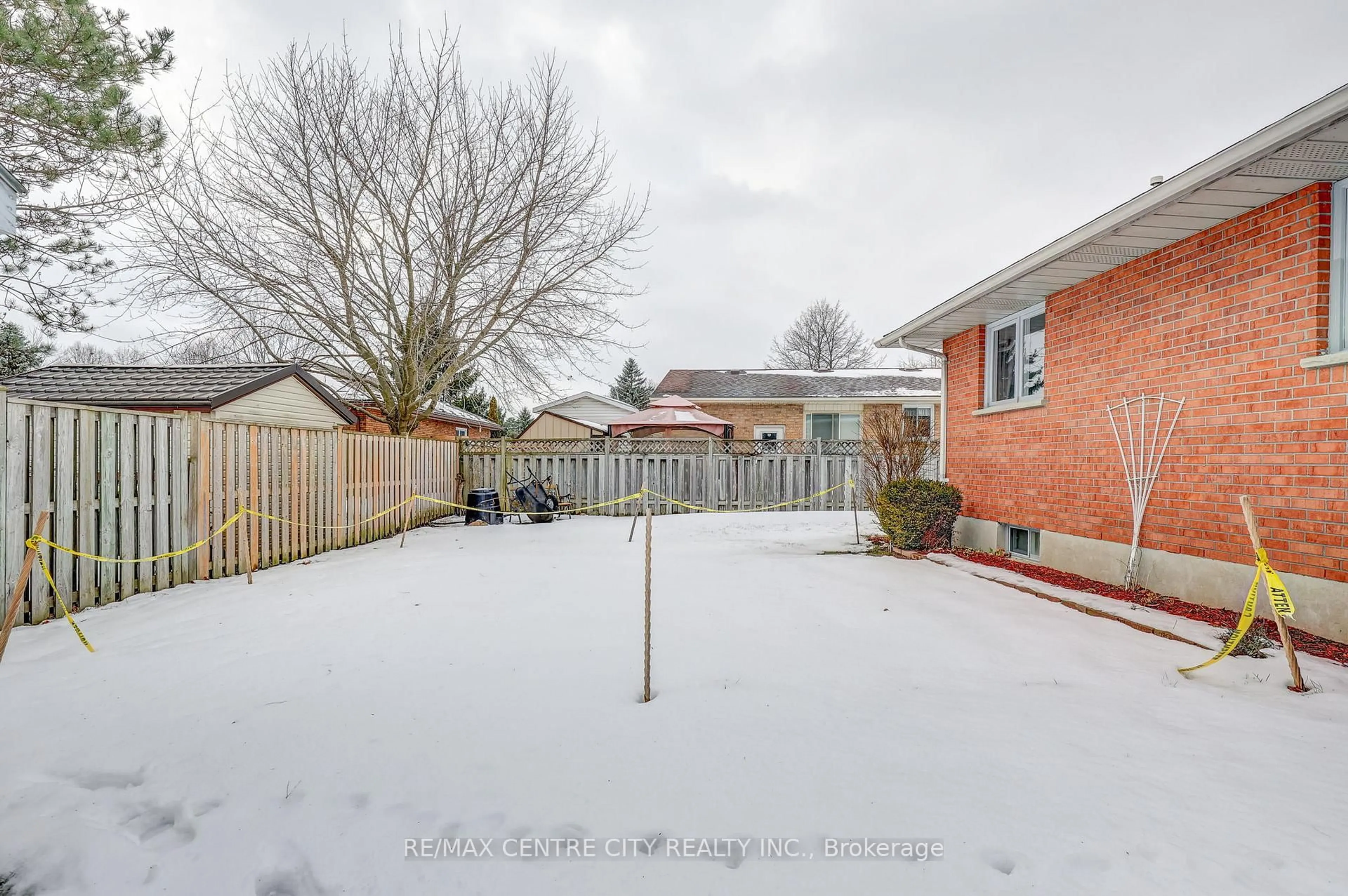 A pic from outside/outdoor area/front of a property/back of a property/a pic from drone, street for 95 Dufferin St, Aylmer Ontario N5H 2L9