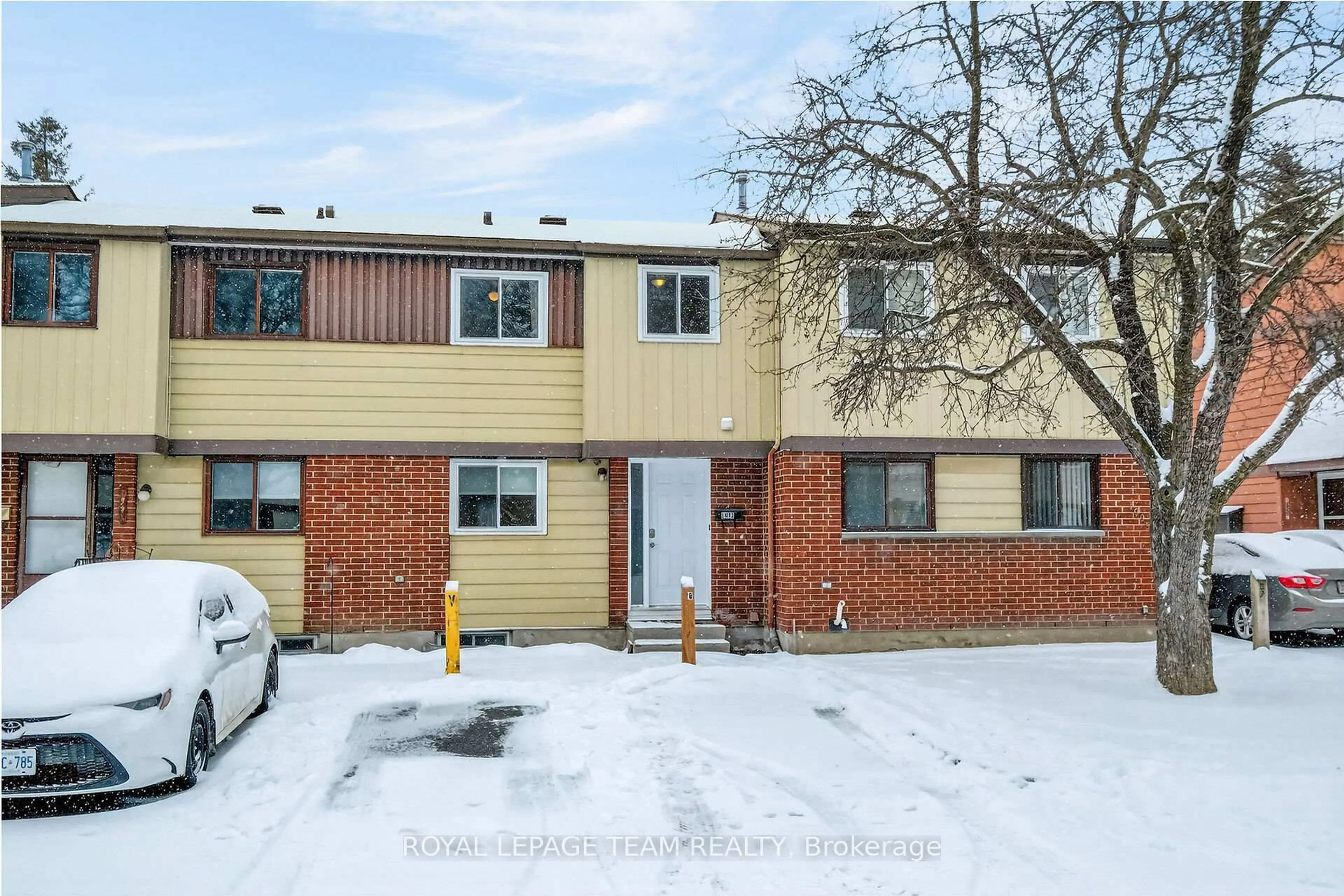 A pic from outside/outdoor area/front of a property/back of a property/a pic from drone, street for 1993 FALKIRK Cres, Ottawa Ontario K1B 4Y8